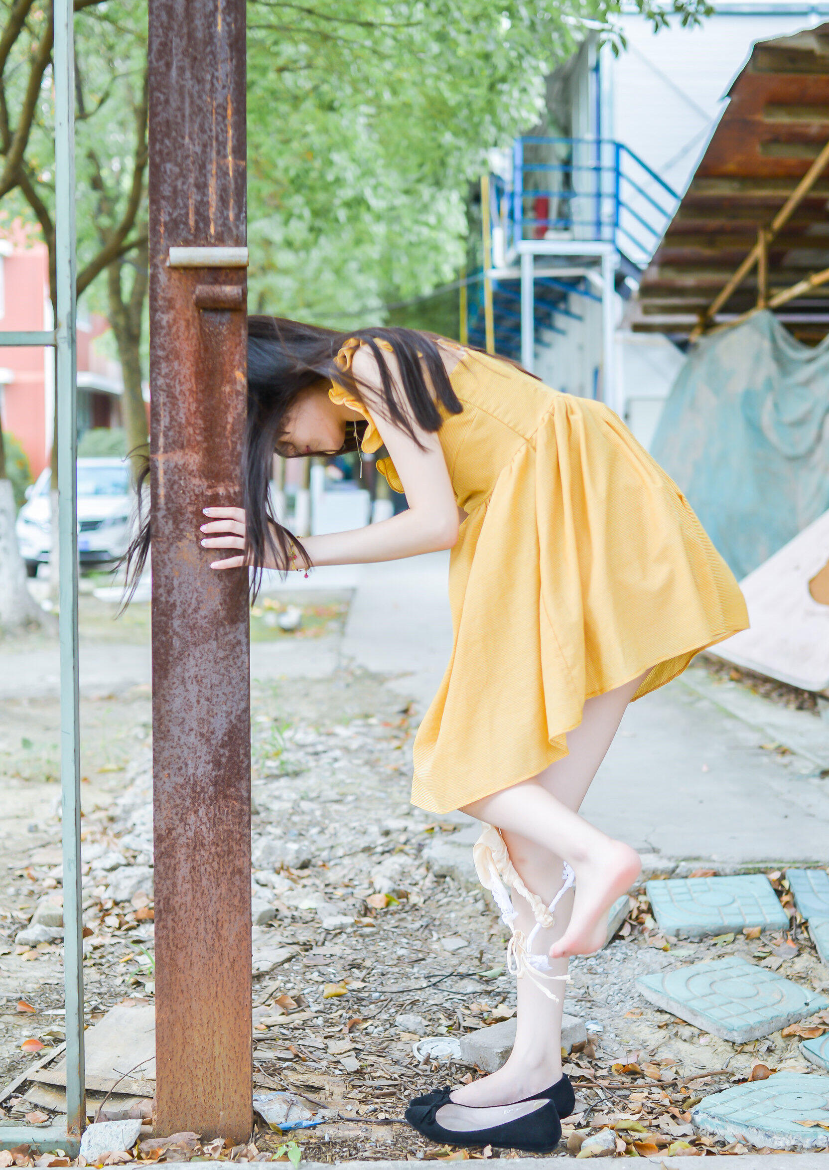 在学校露出的大学妹子