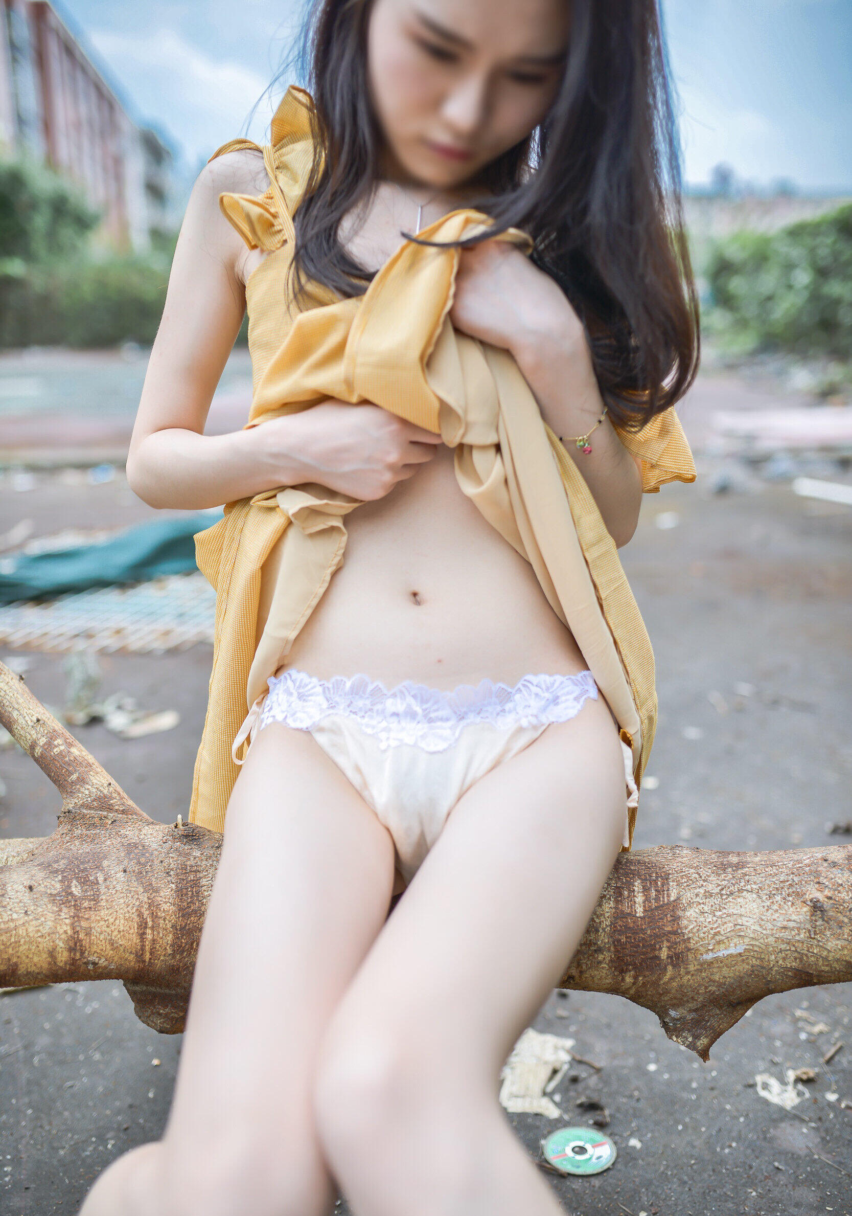 在学校露出的大学妹子