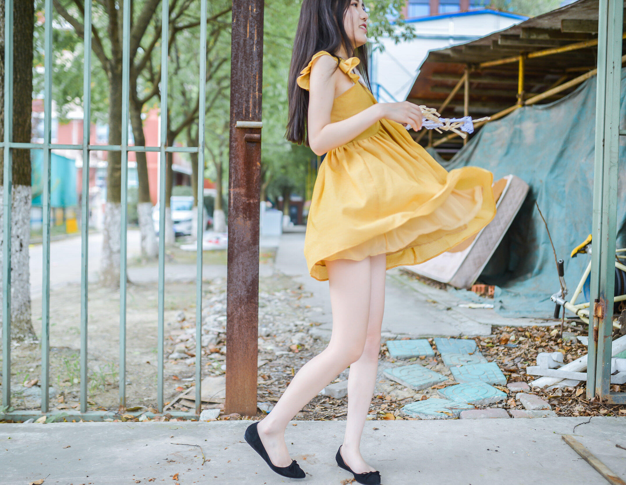 在学校露出的大学妹子