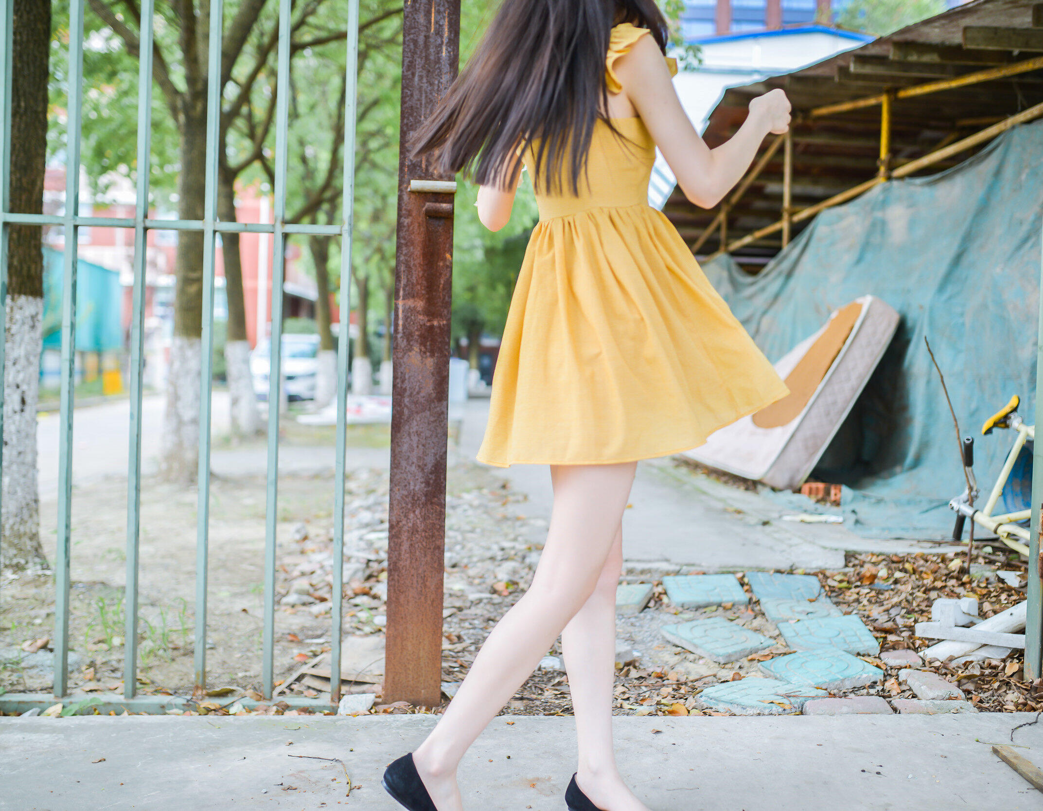 在学校露出的大学妹子