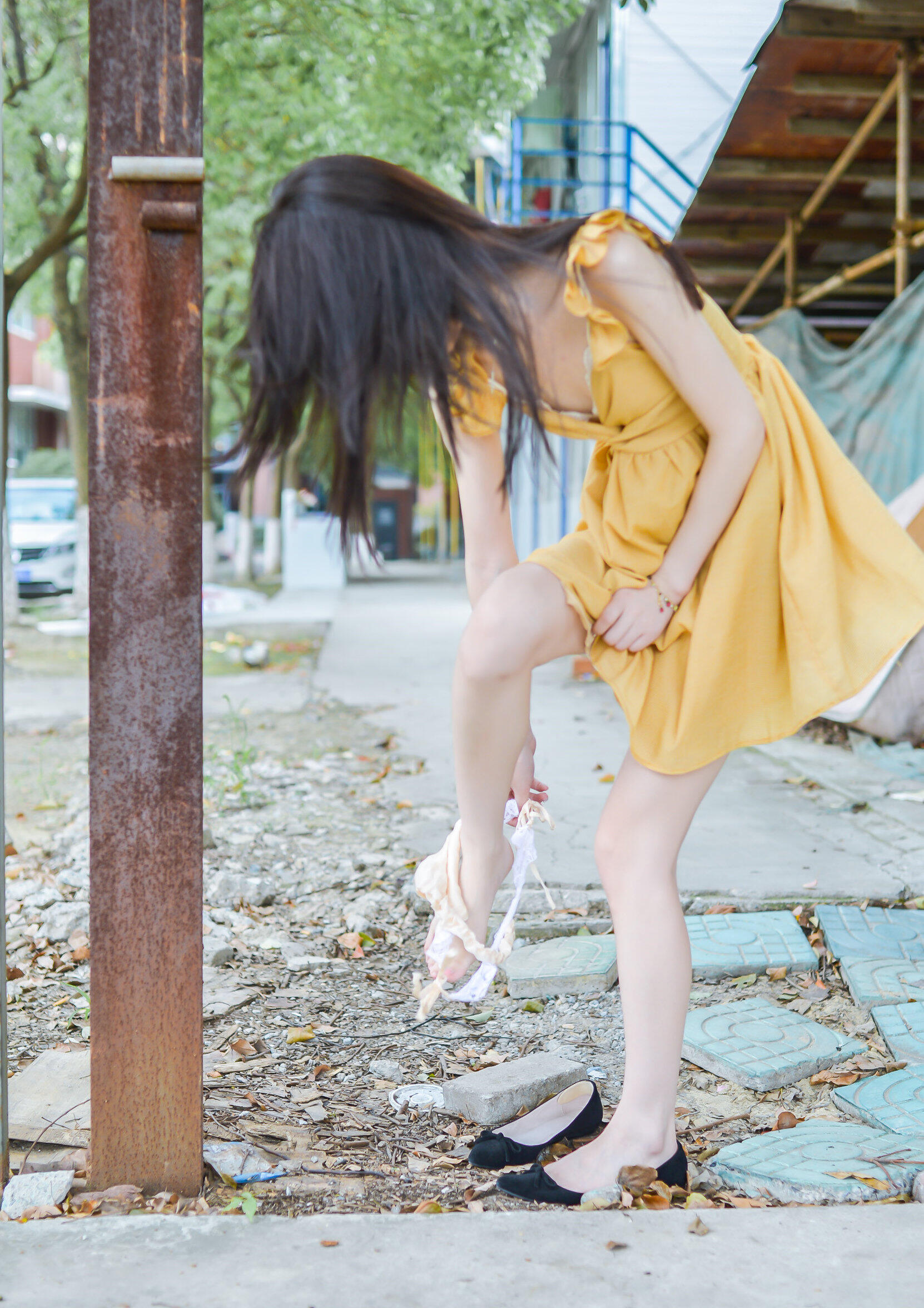 在学校露出的大学妹子