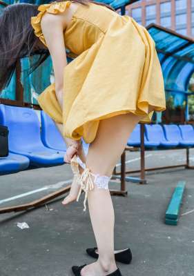 在学校露出的大学妹子