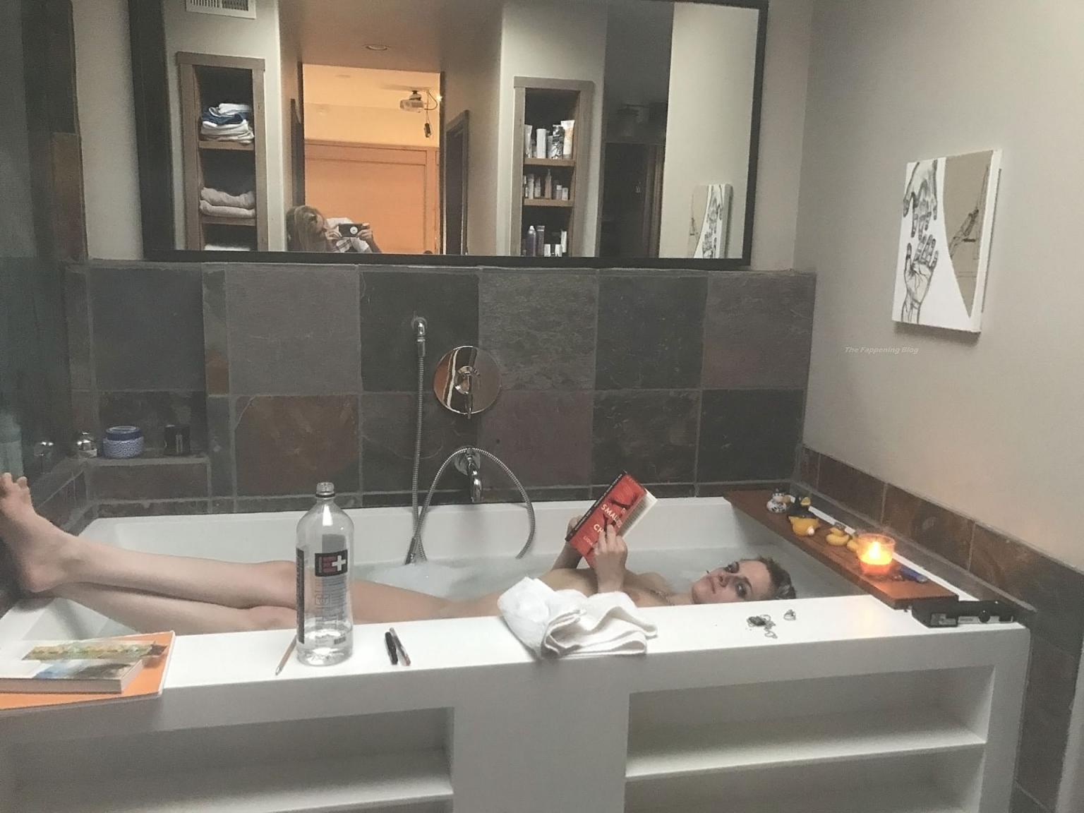 老佛爷的偏爱，《暮光之城》女主克里斯汀·斯图尔特的一些大尺度照片