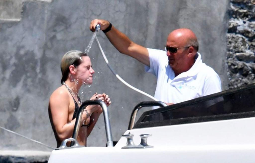 老佛爷的偏爱，《暮光之城》女主克里斯汀·斯图尔特的一些大尺度照片