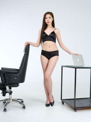 黑色内衣极品少妇