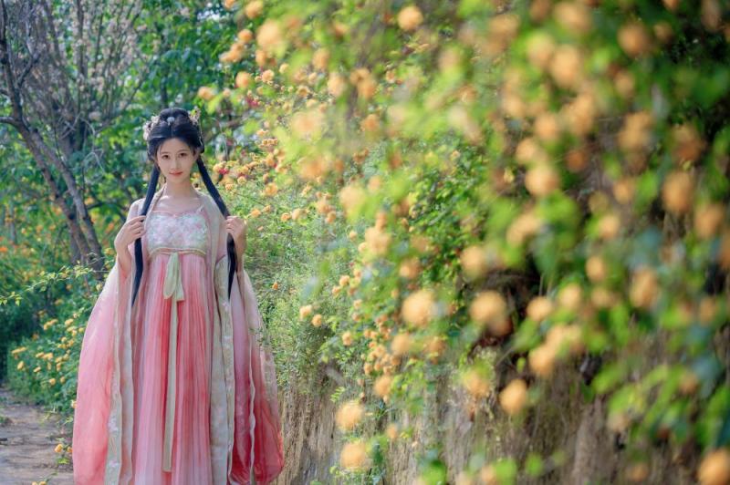 极品美乳古装妹子