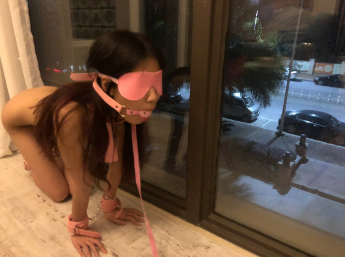 母狗爬行踩头舔脚，收藏多年的个人癖好