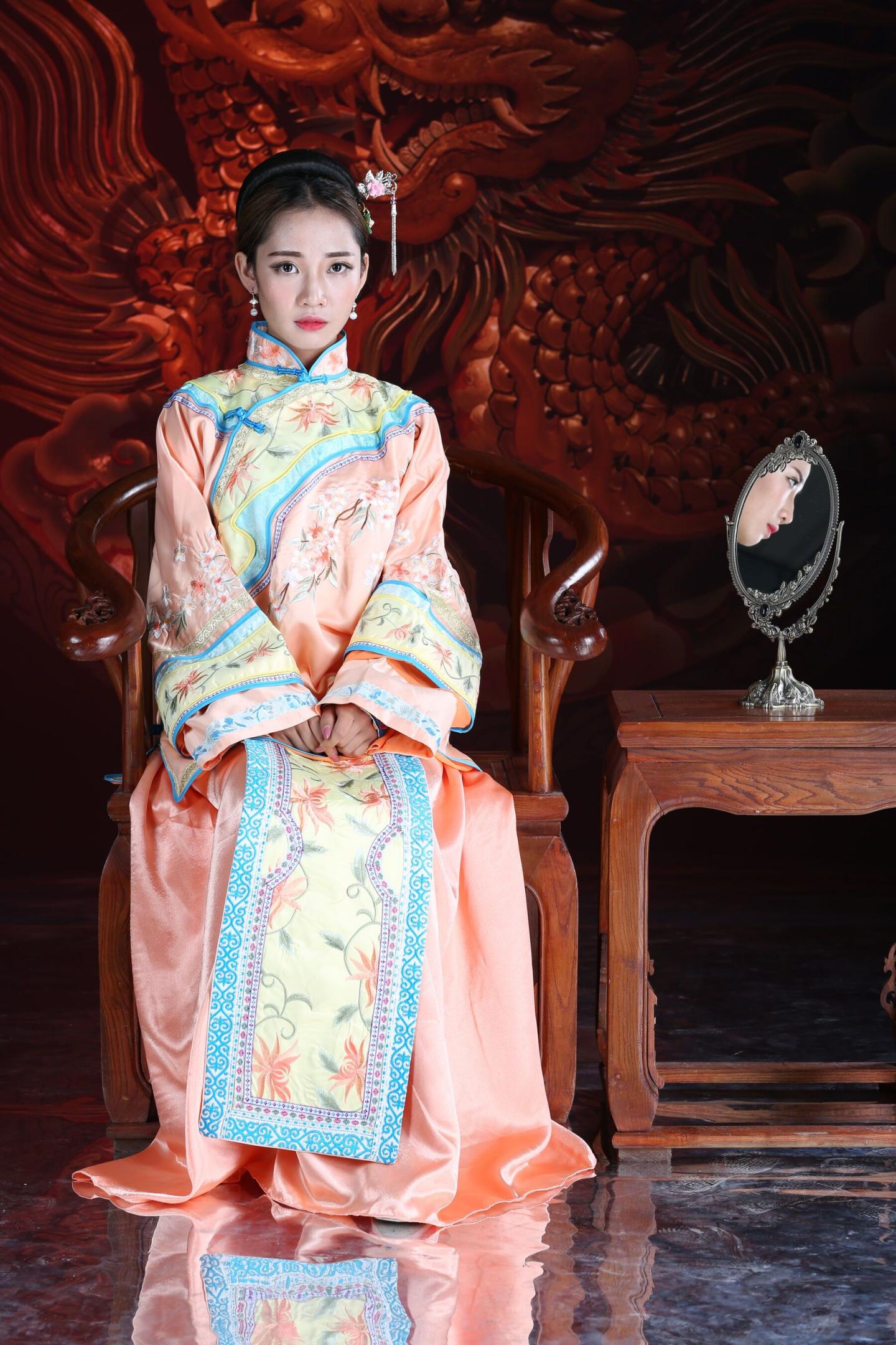 古典装扮的娇羞妹子太有感觉了