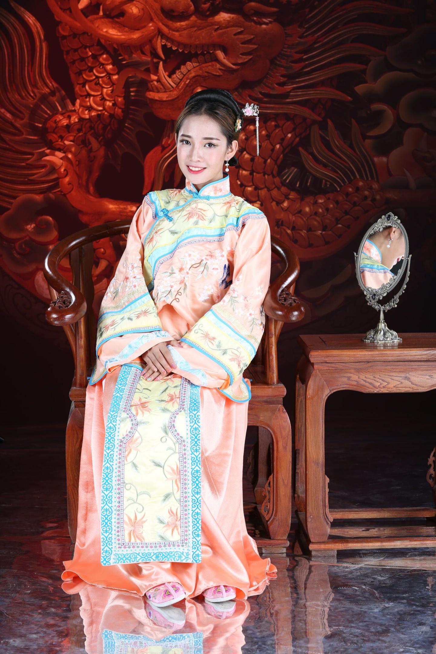 古典装扮的娇羞妹子太有感觉了