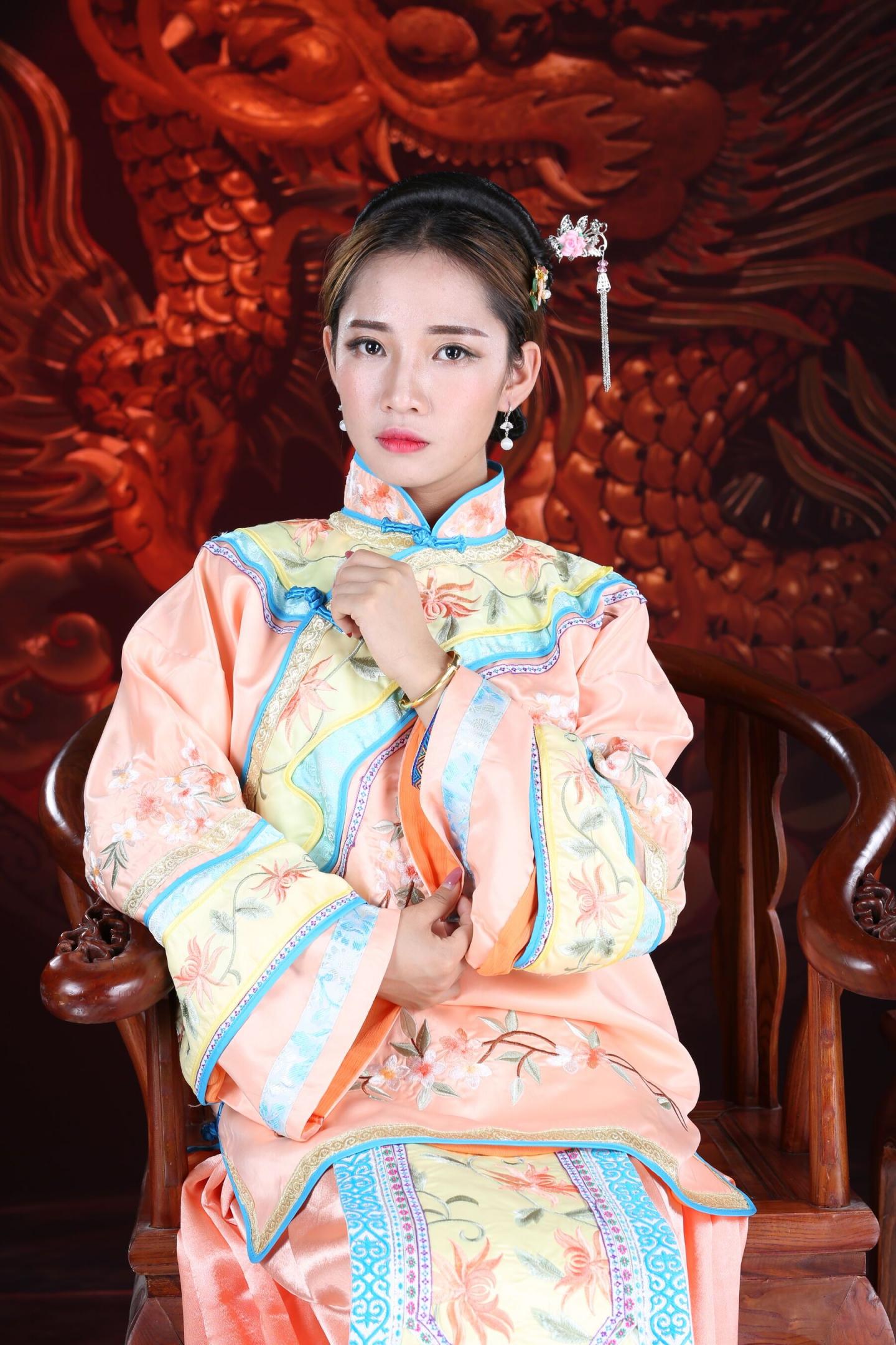 古典装扮的娇羞妹子太有感觉了