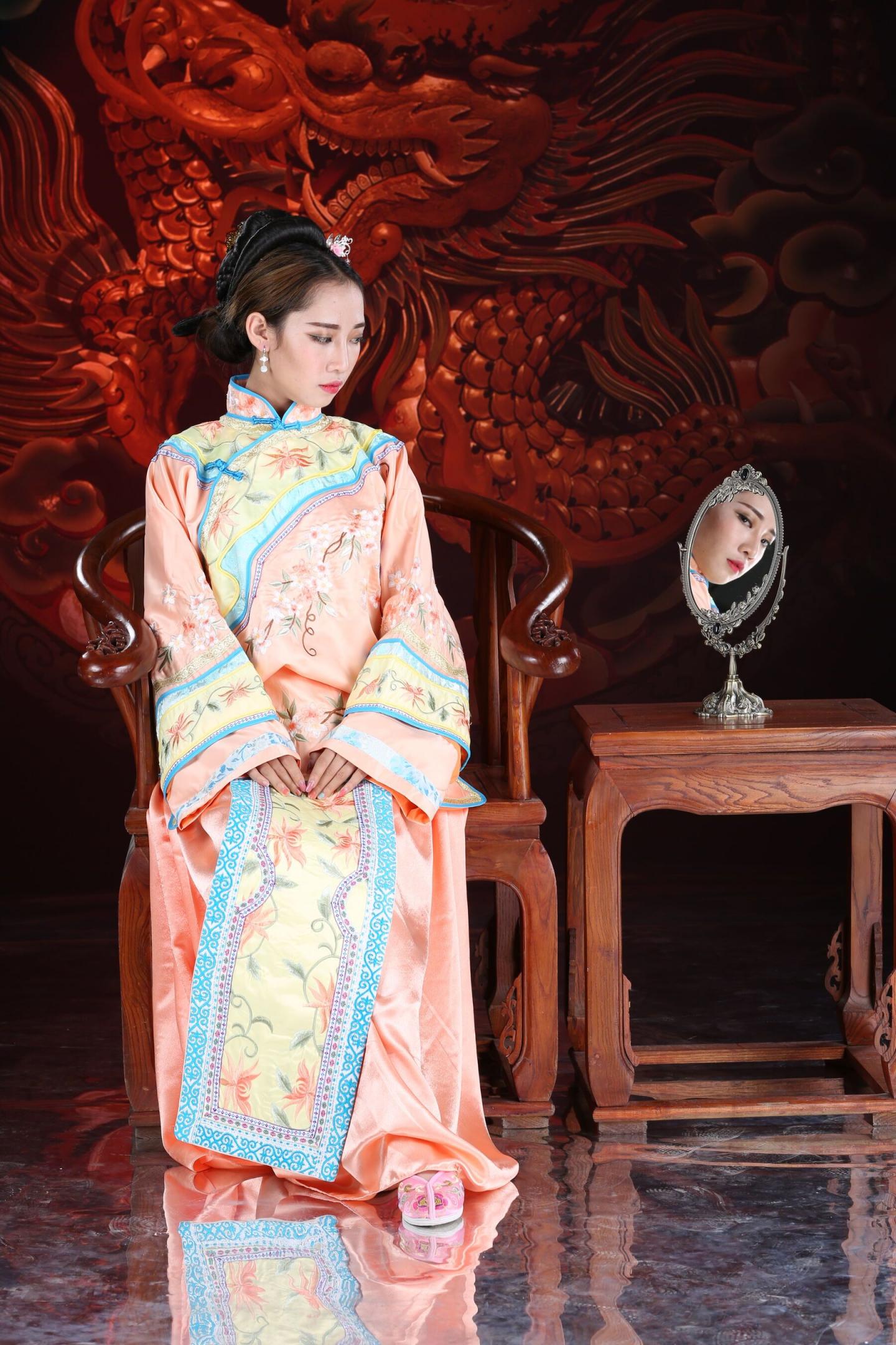 古典装扮的娇羞妹子太有感觉了