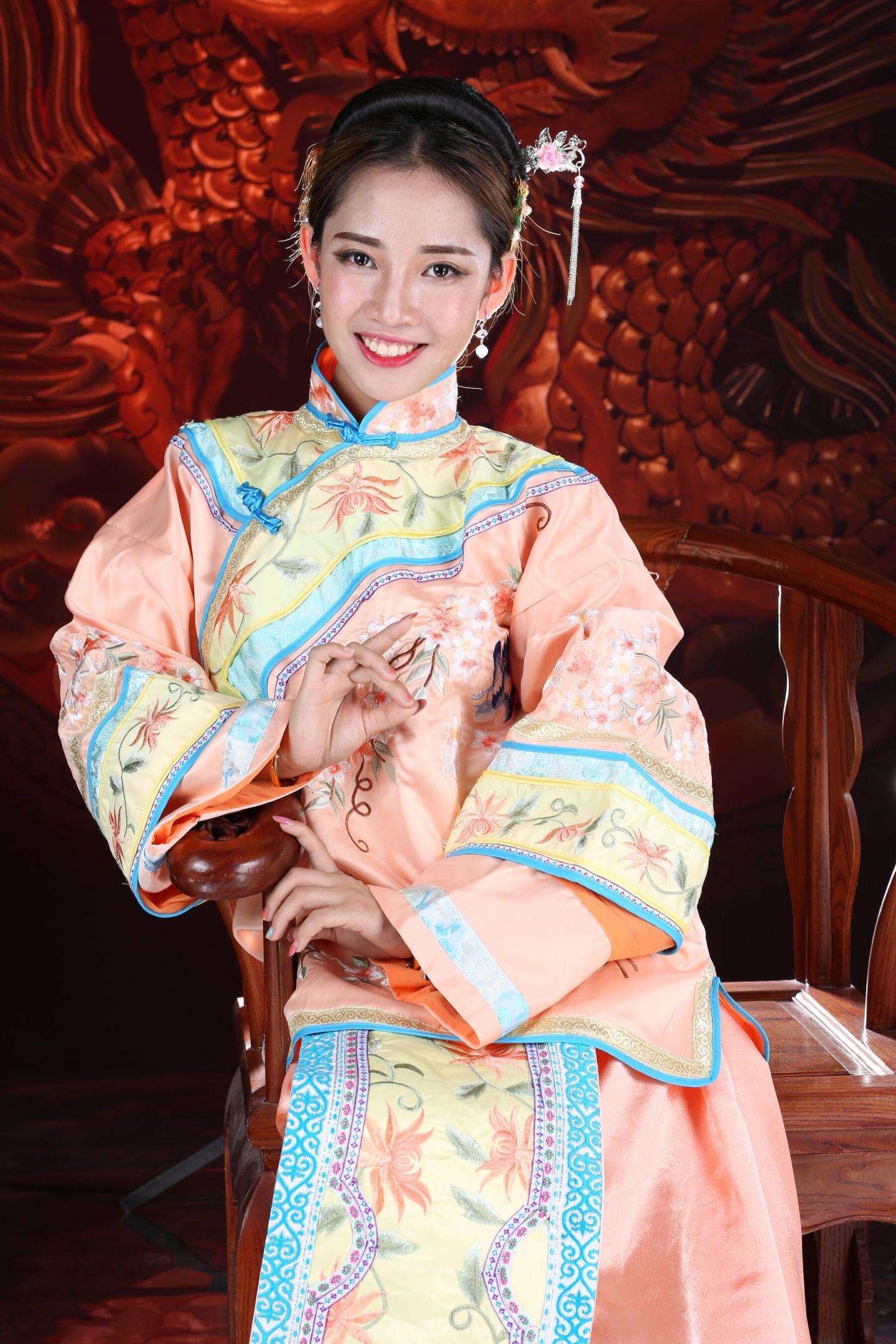 古典装扮的娇羞妹子太有感觉了