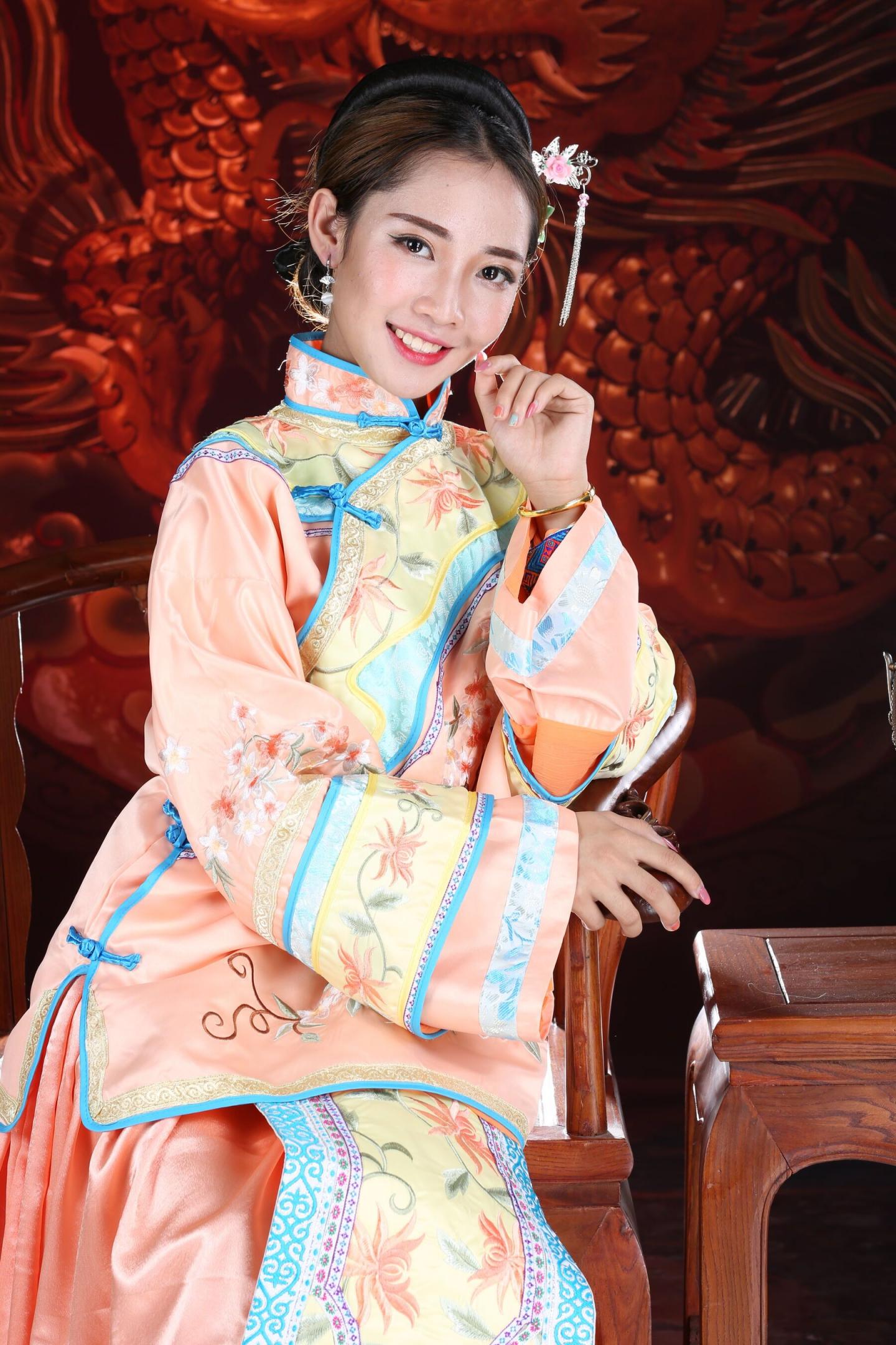 古典装扮的娇羞妹子太有感觉了