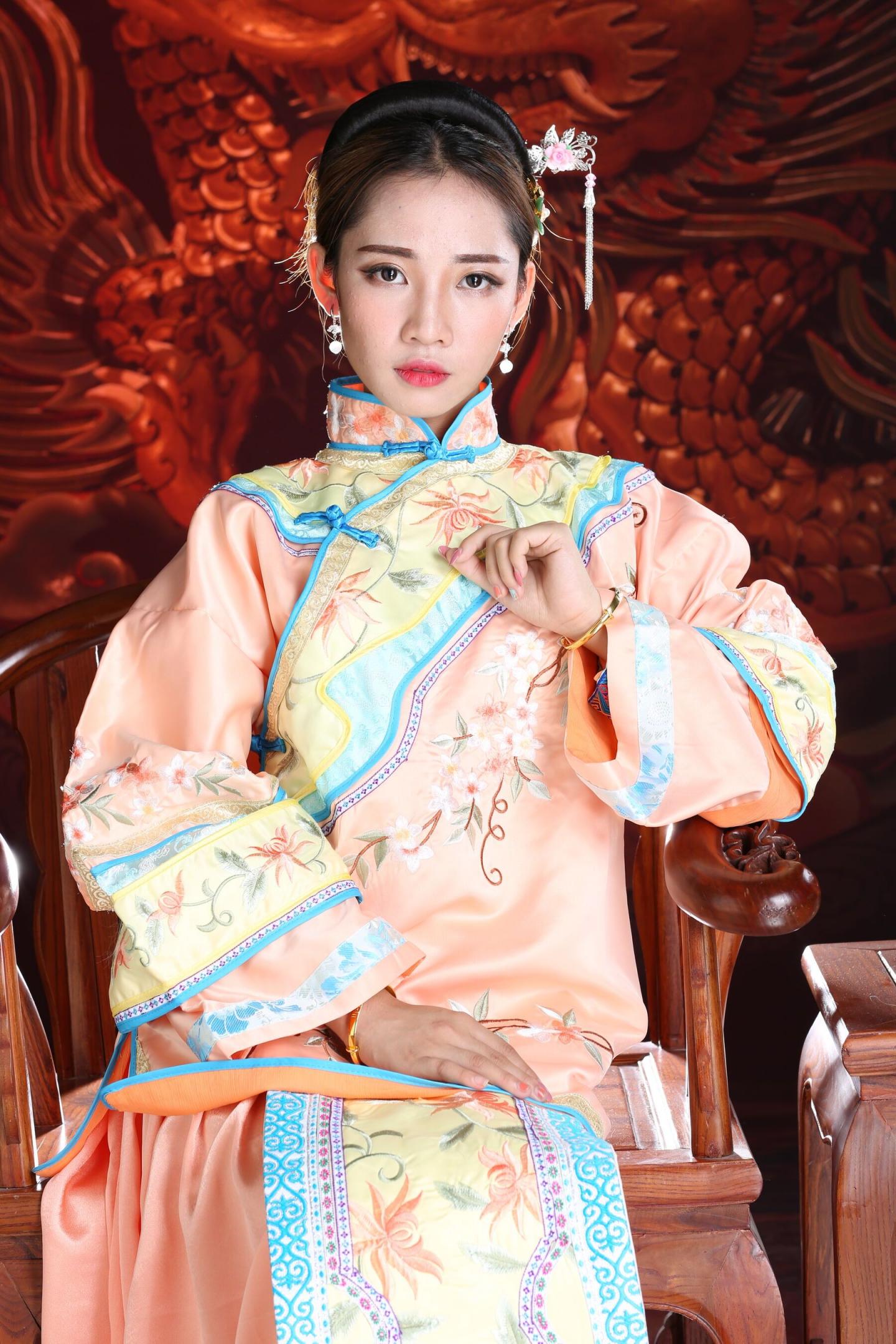 古典装扮的娇羞妹子太有感觉了