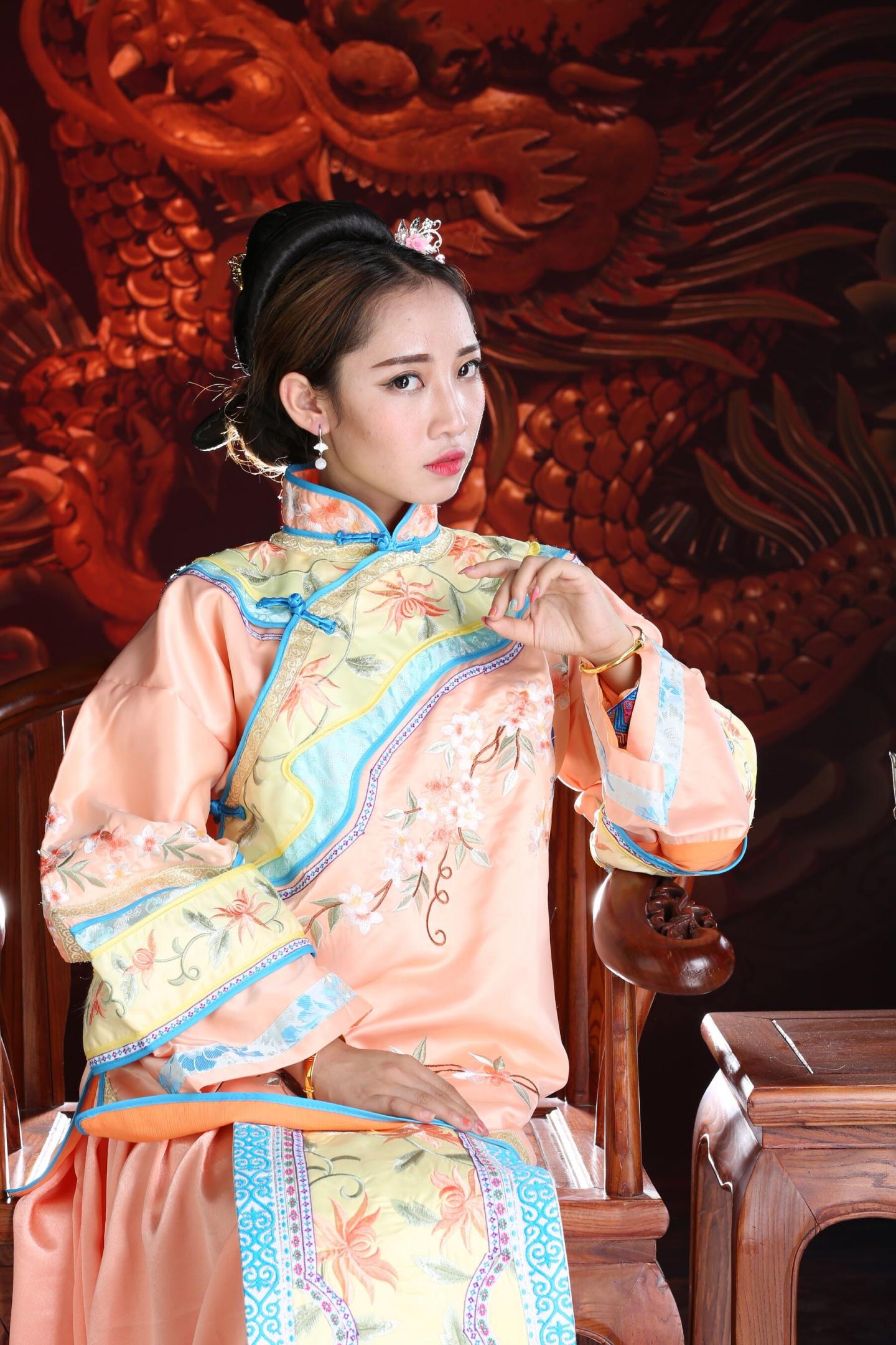 古典装扮的娇羞妹子太有感觉了