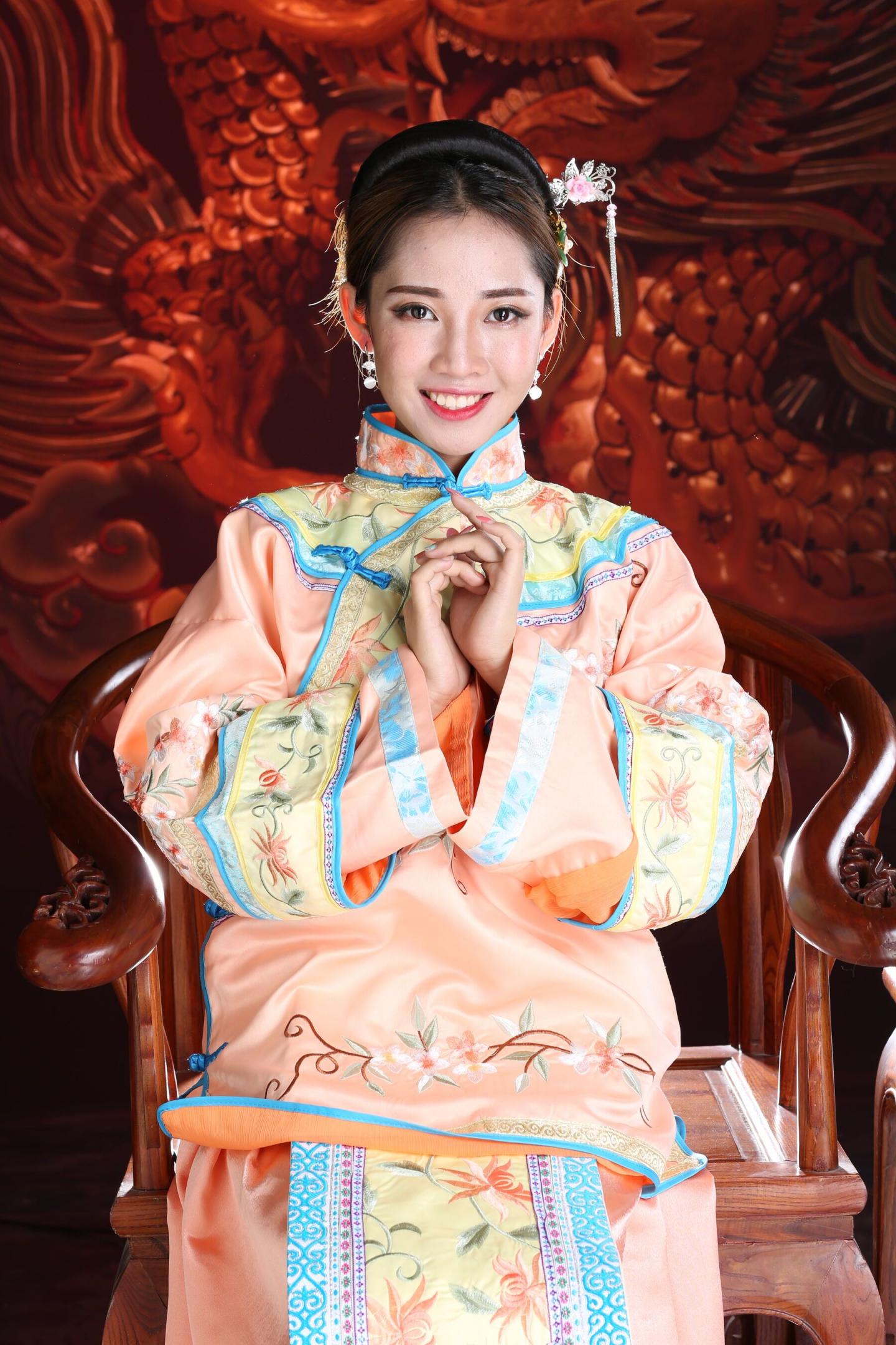 古典装扮的娇羞妹子太有感觉了