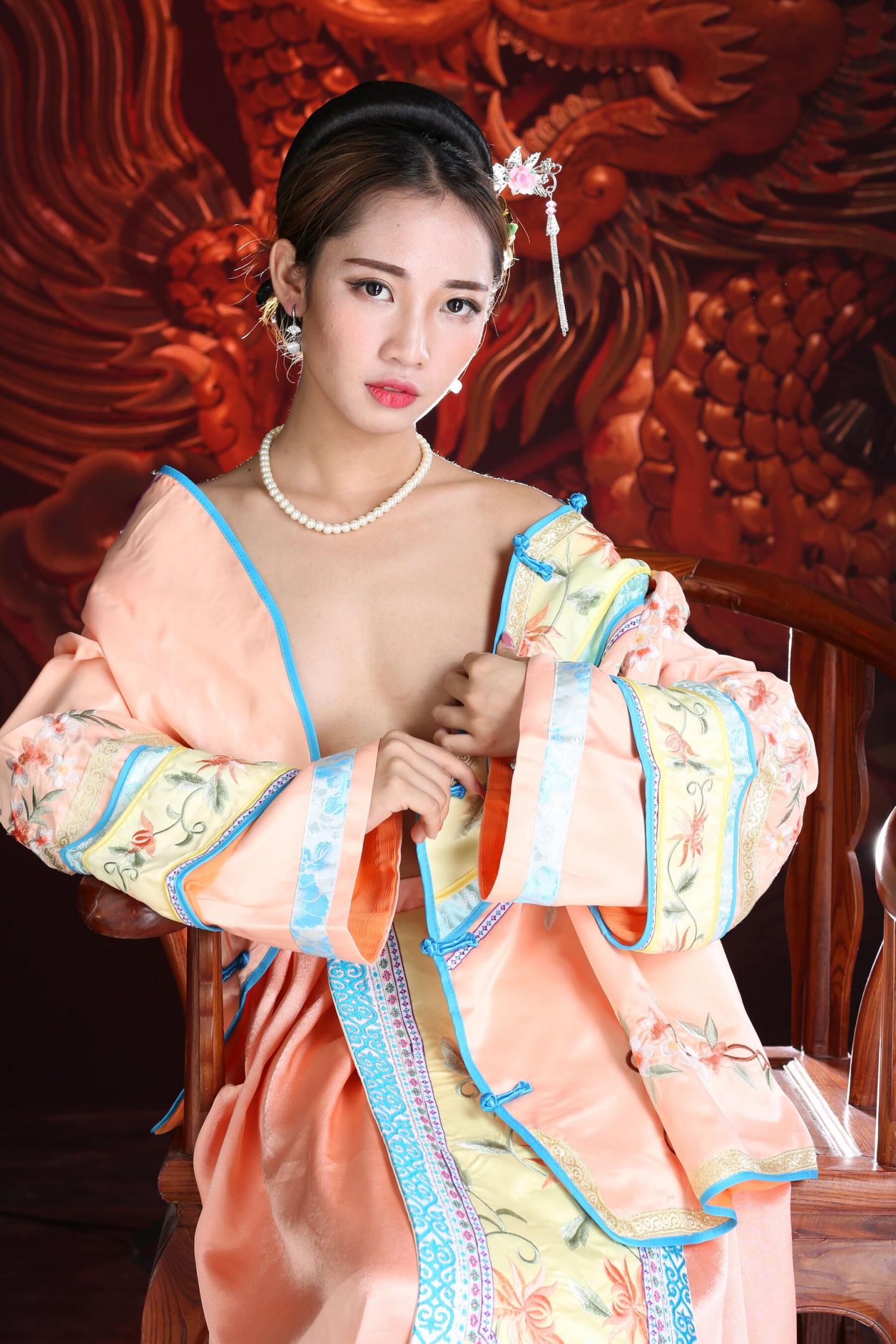 古典装扮的娇羞妹子太有感觉了