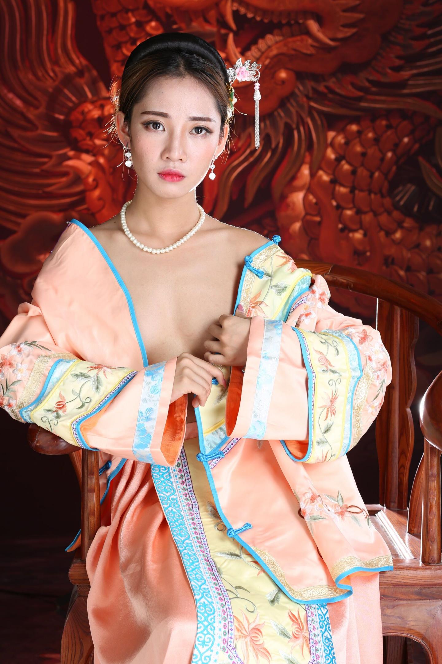 古典装扮的娇羞妹子太有感觉了