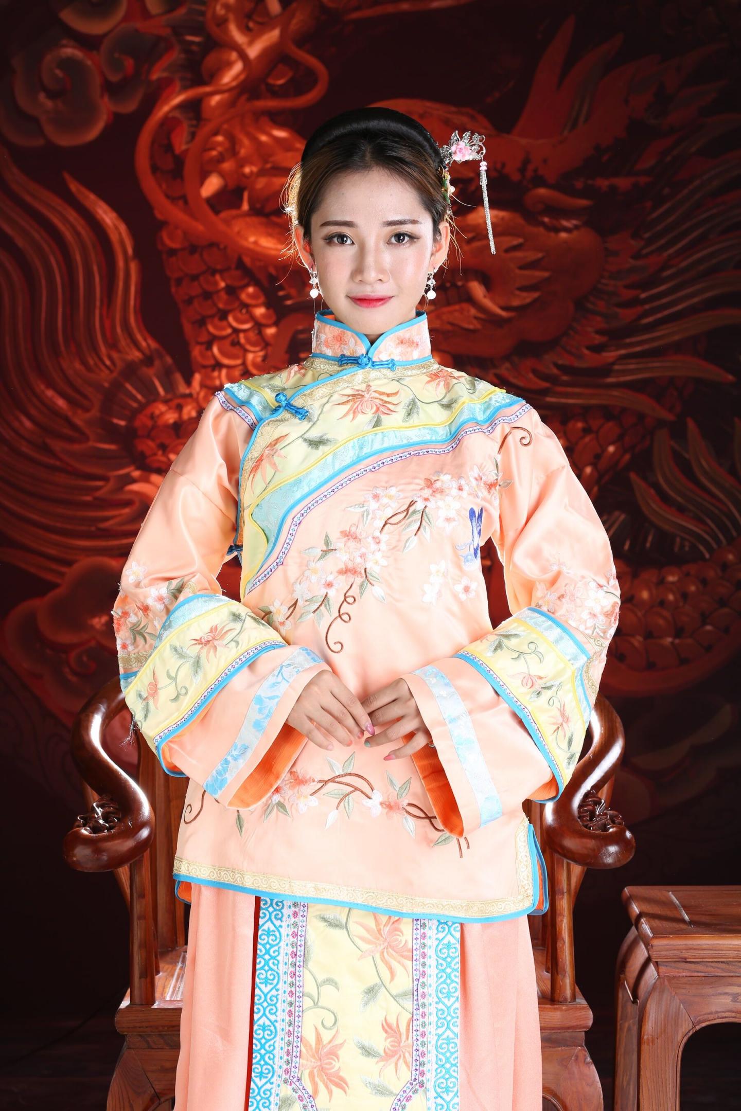 古典装扮的娇羞妹子太有感觉了