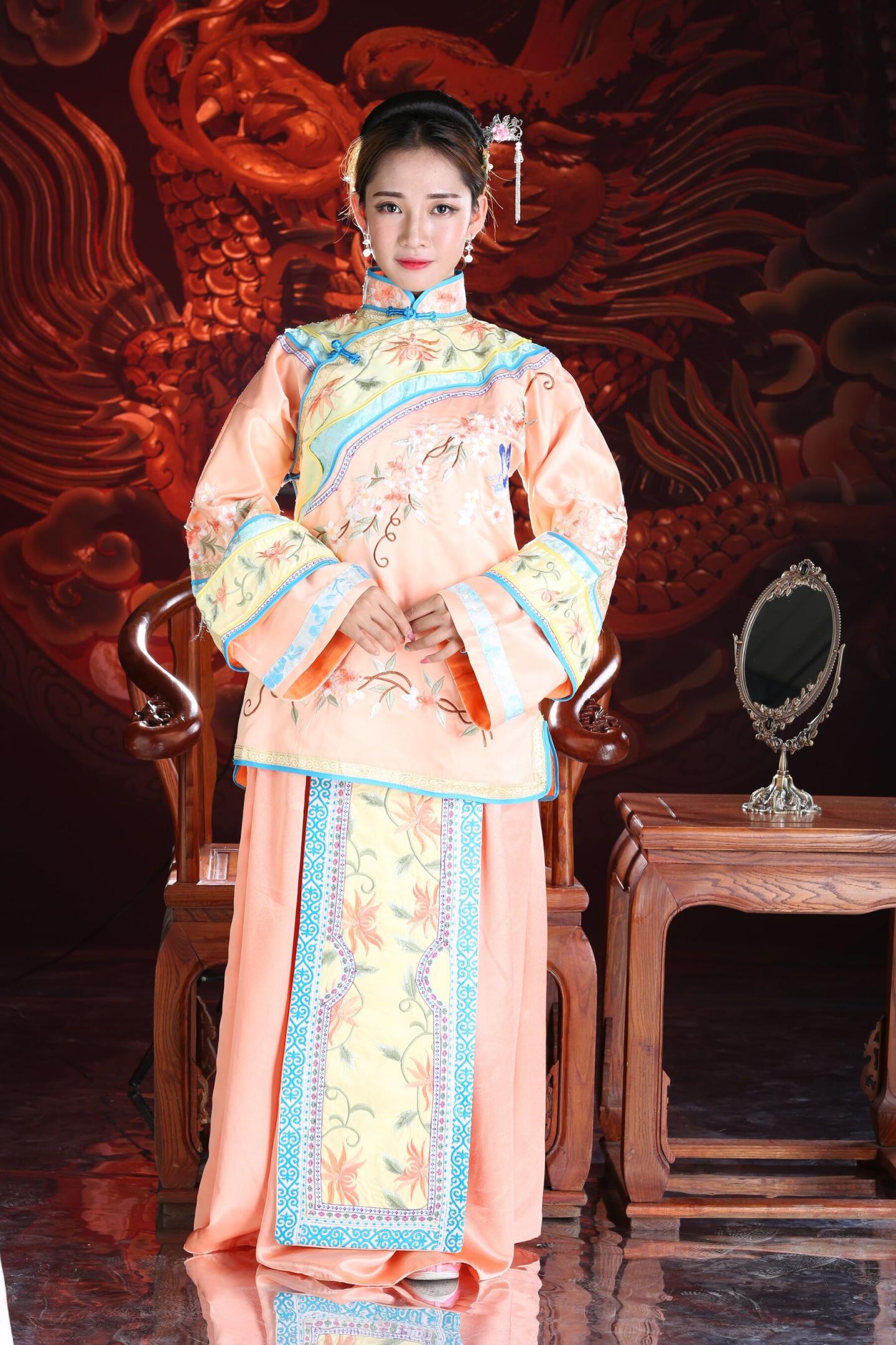 古典装扮的娇羞妹子太有感觉了