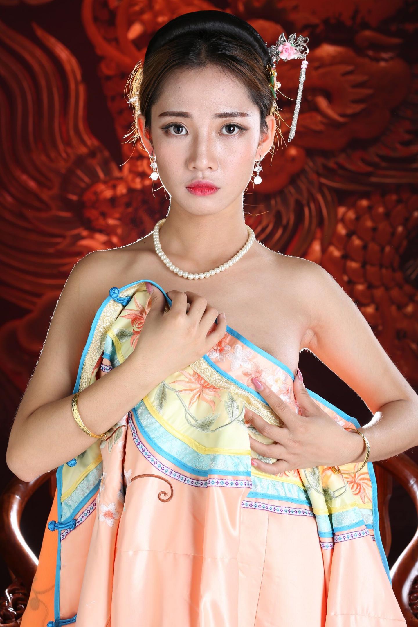 古典装扮的娇羞妹子太有感觉了