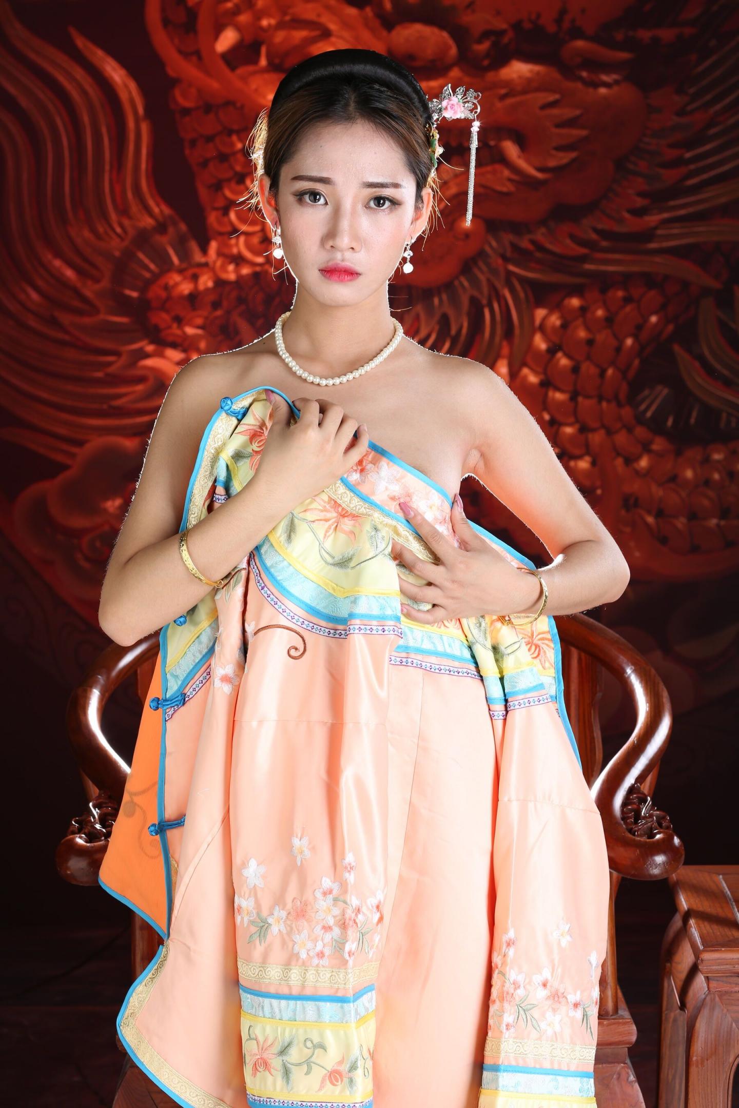 古典装扮的娇羞妹子太有感觉了