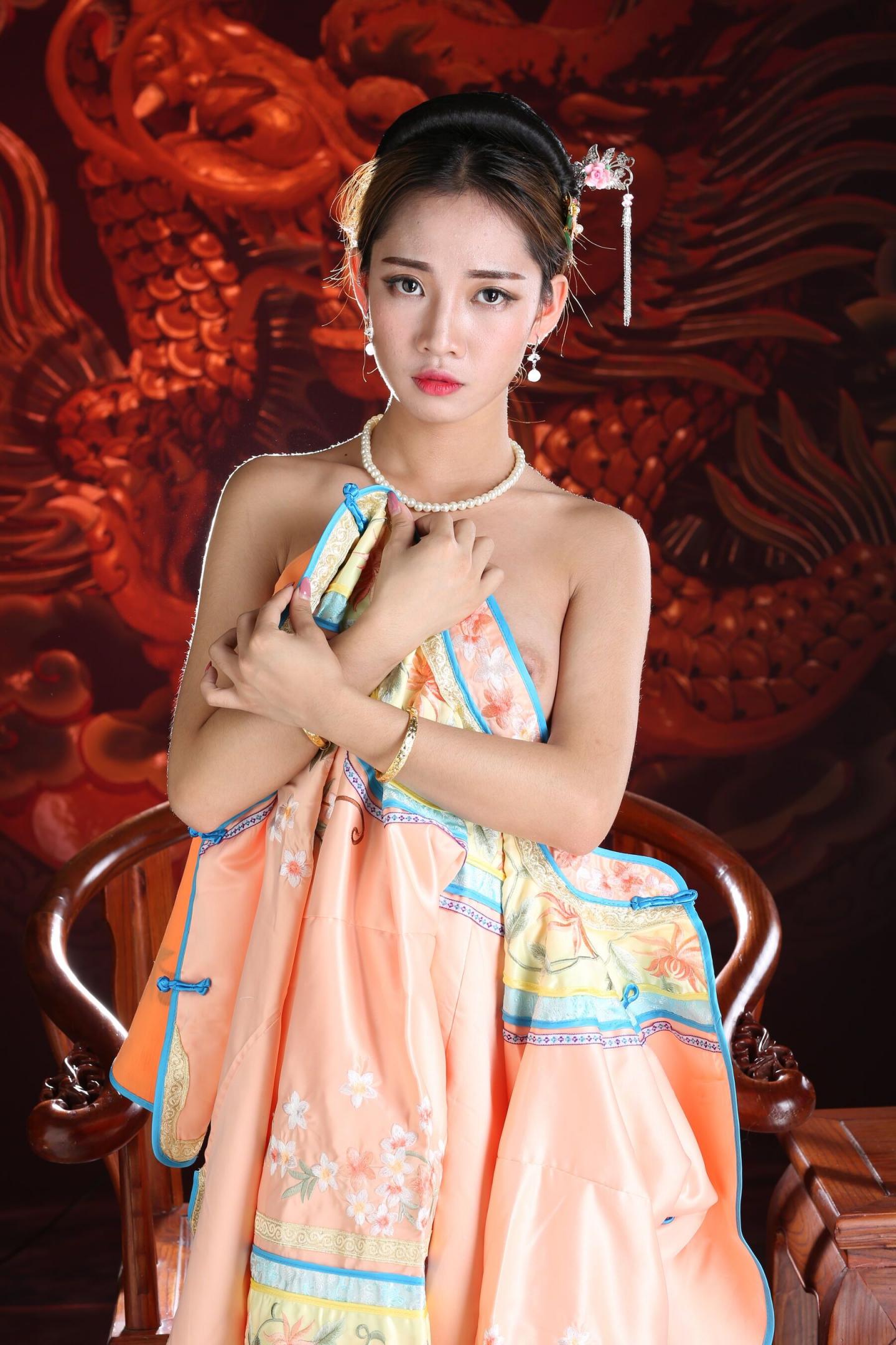 古典装扮的娇羞妹子太有感觉了