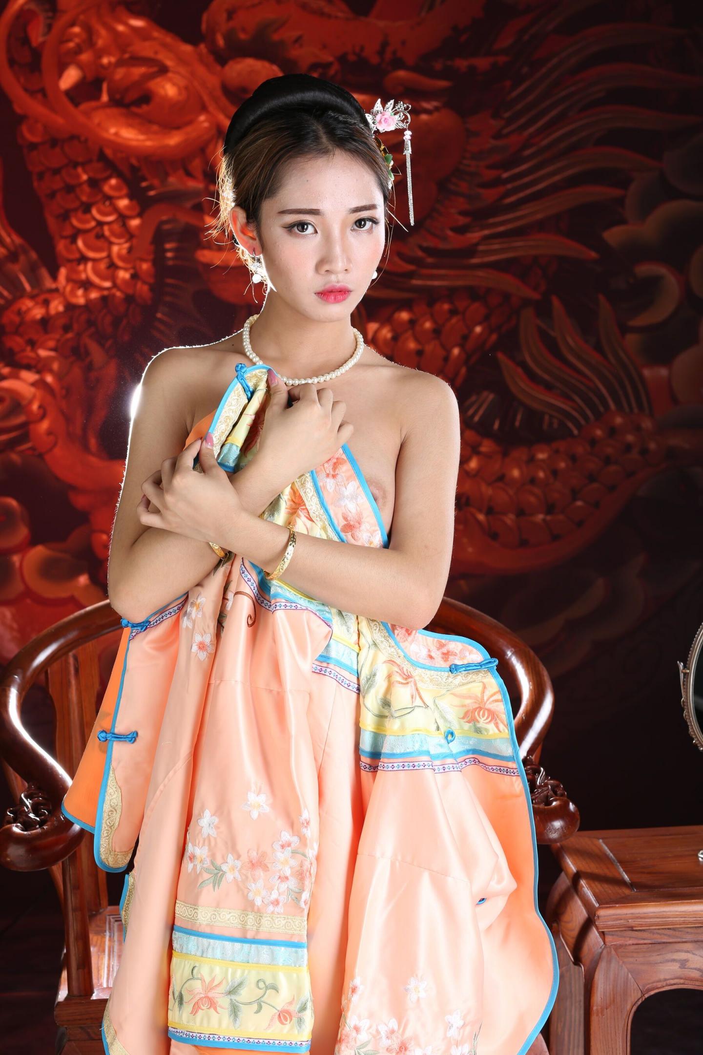 古典装扮的娇羞妹子太有感觉了