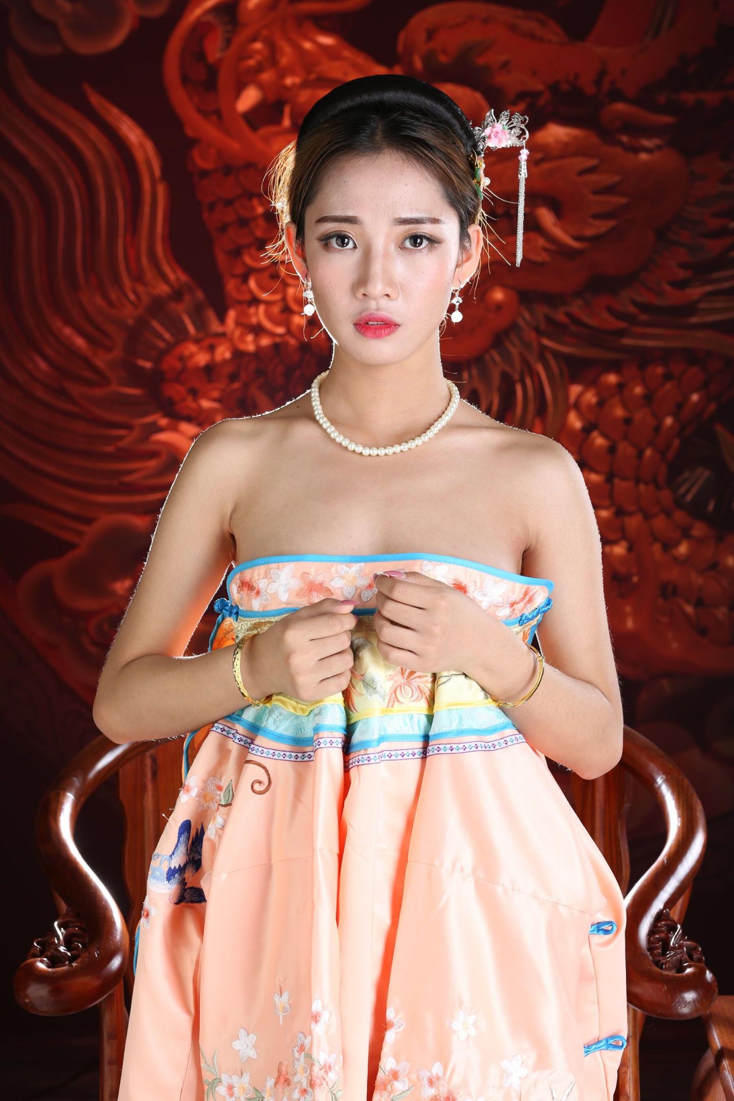 古典装扮的娇羞妹子太有感觉了