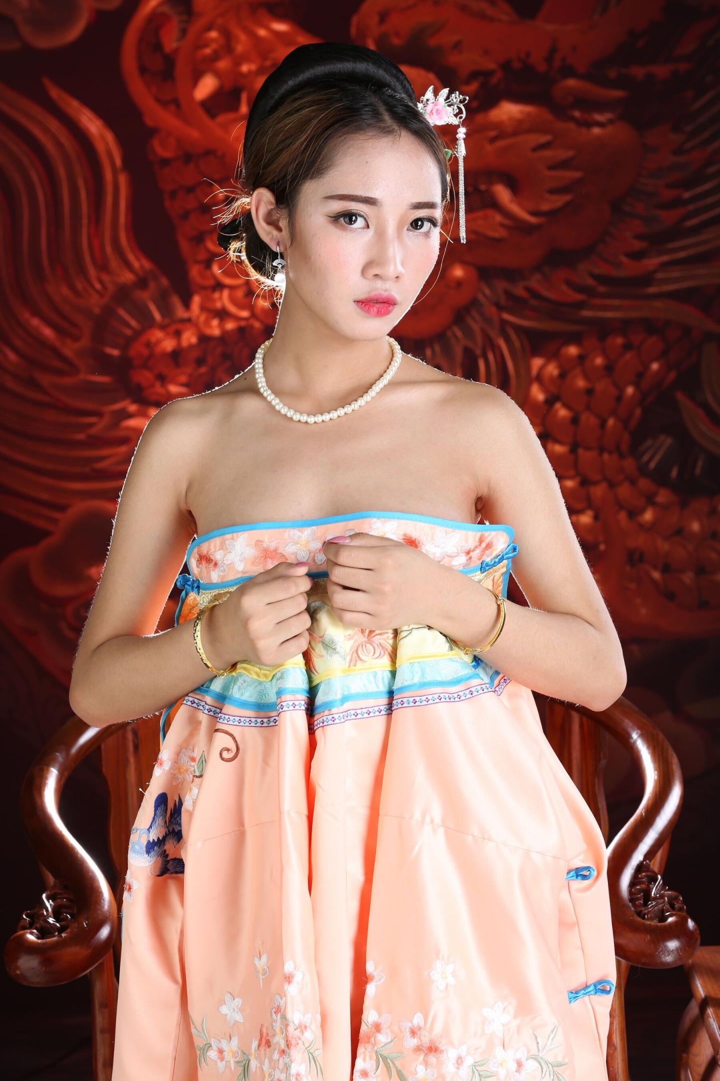 古典装扮的娇羞妹子太有感觉了