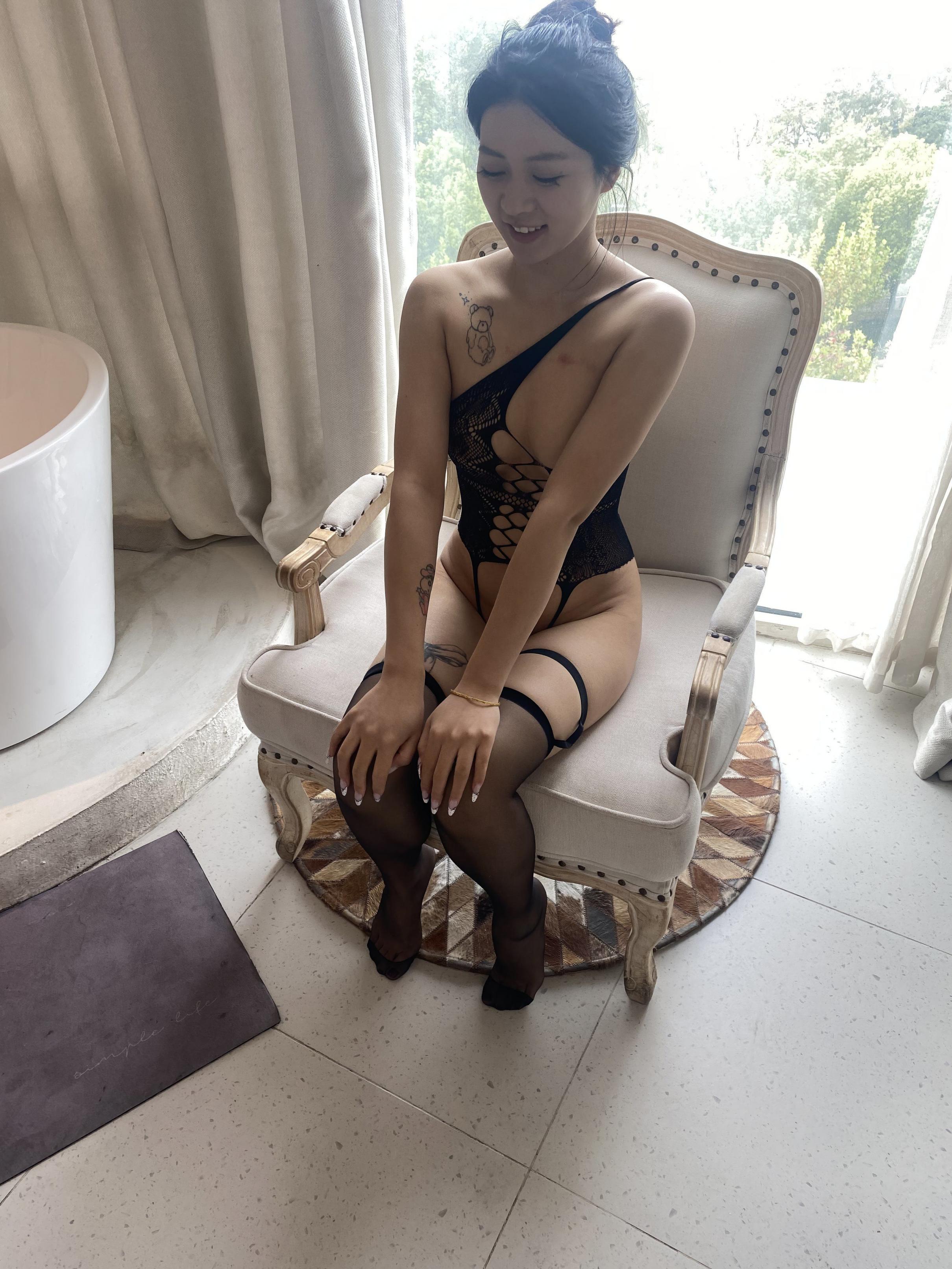 一看就是那种特备骚的黑丝女人