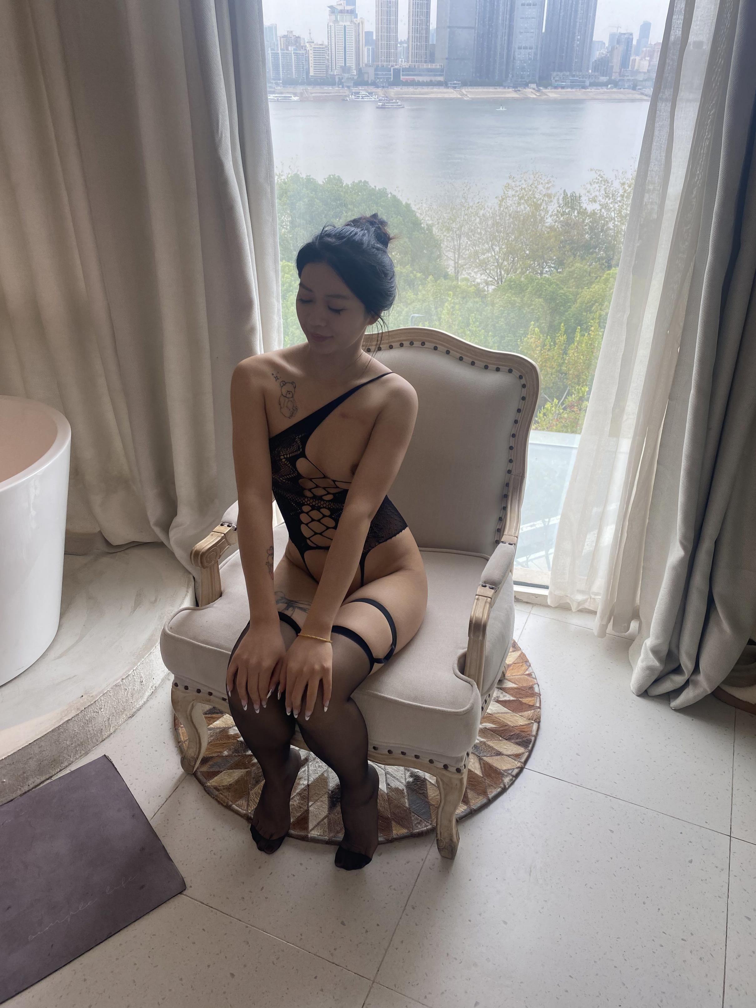 一看就是那种特备骚的黑丝女人