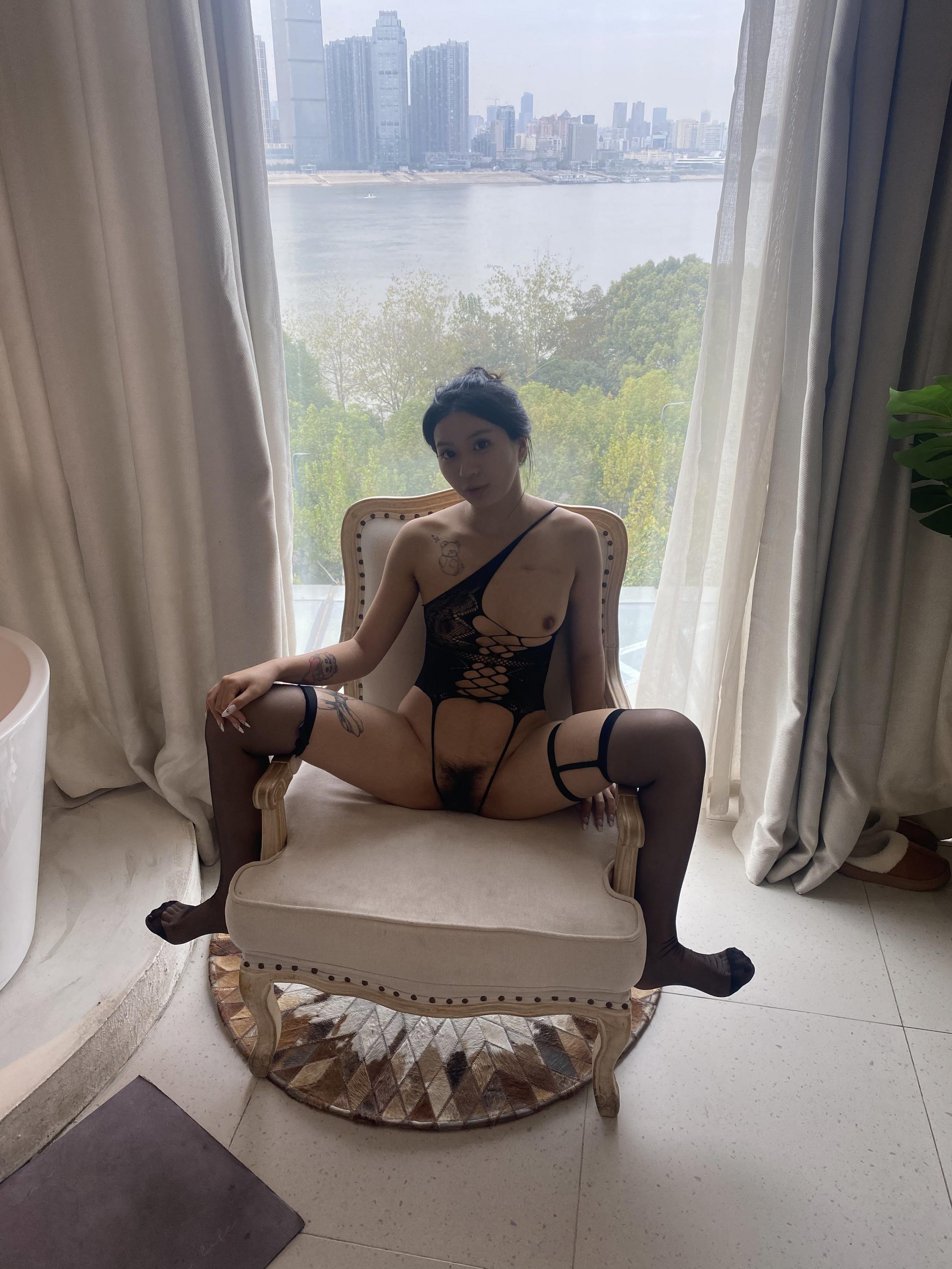 一看就是那种特备骚的黑丝女人