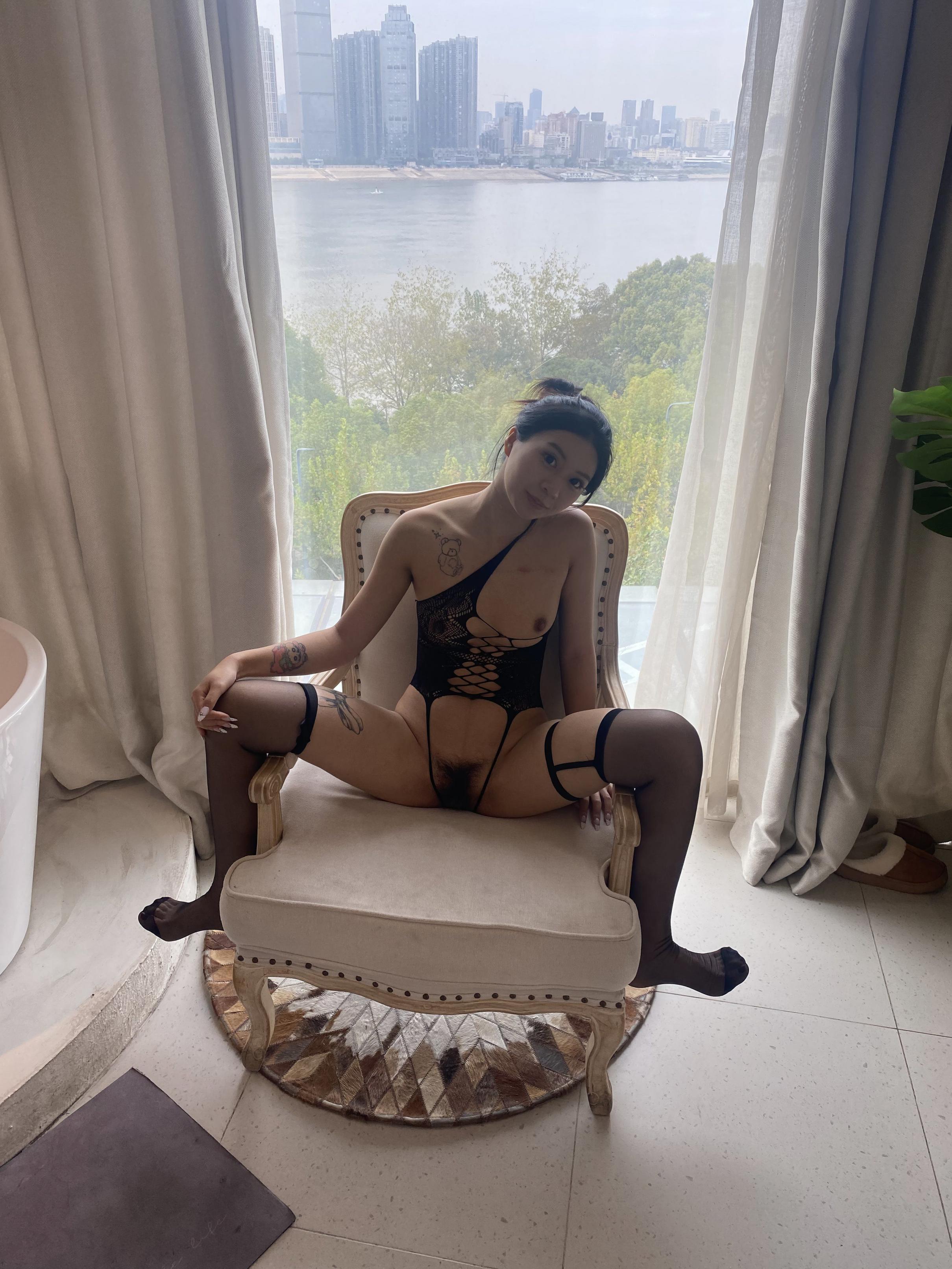 一看就是那种特备骚的黑丝女人