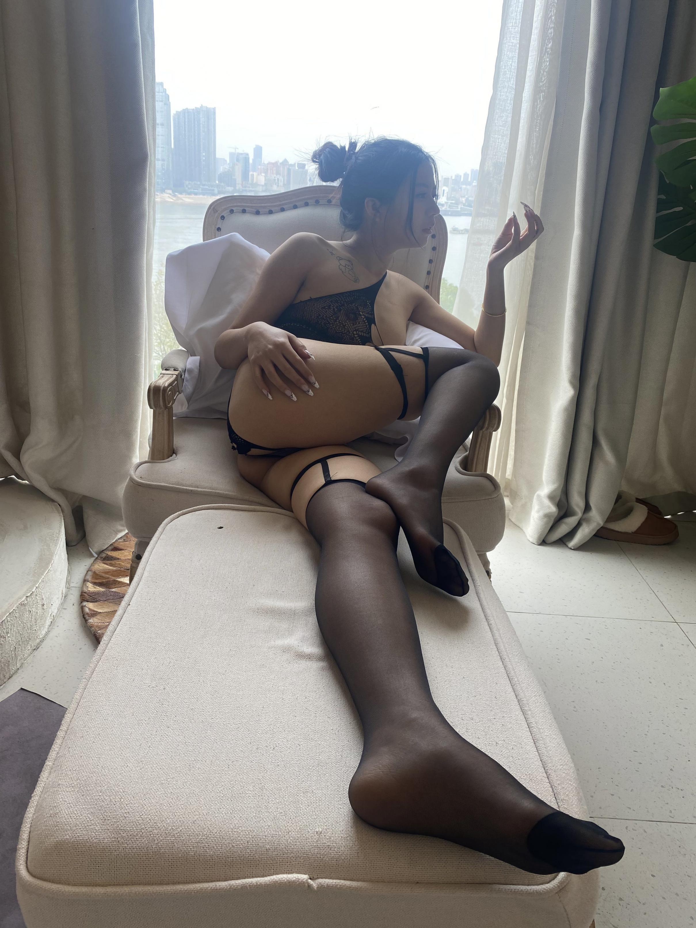 一看就是那种特备骚的黑丝女人