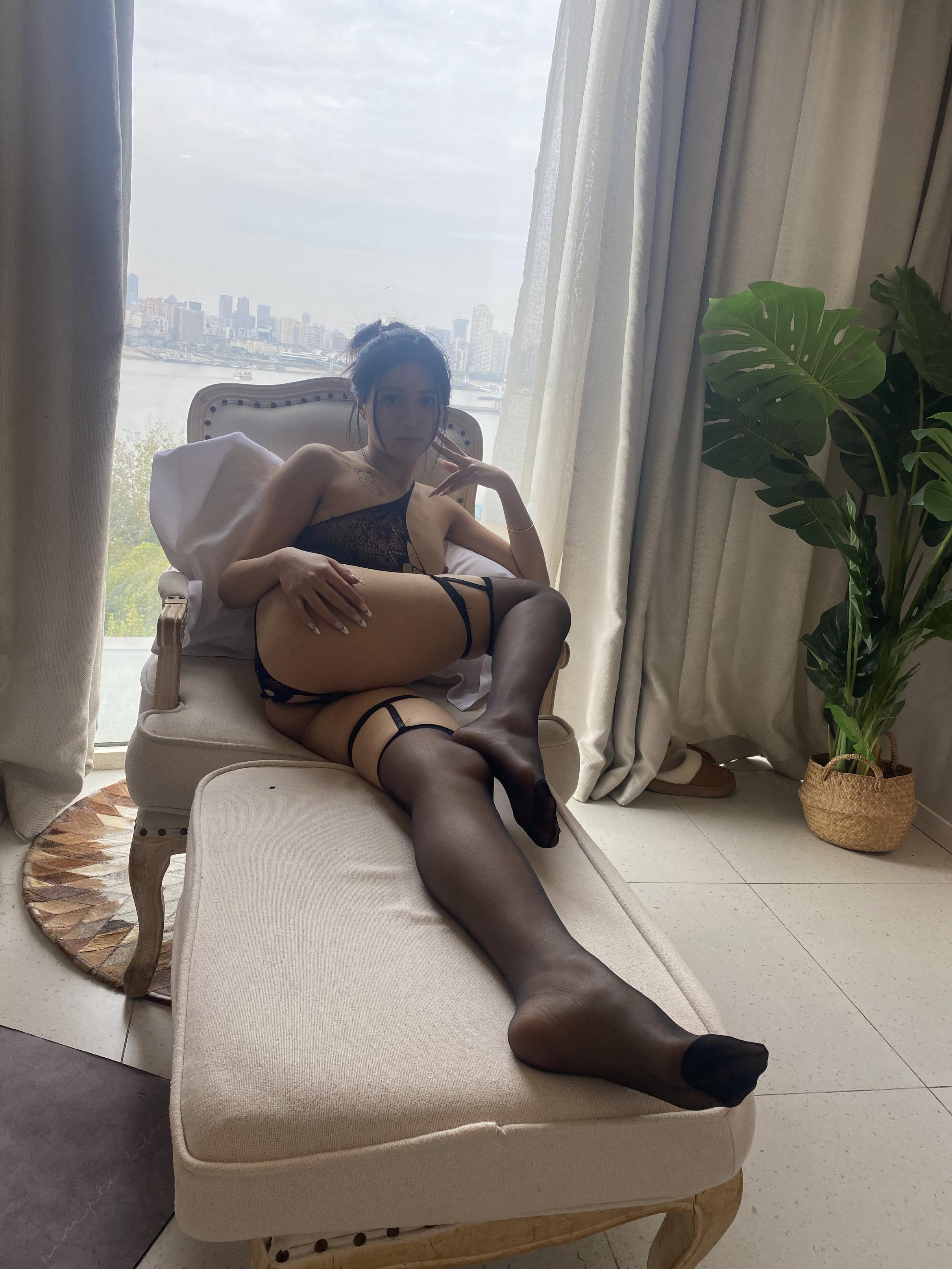 一看就是那种特备骚的黑丝女人