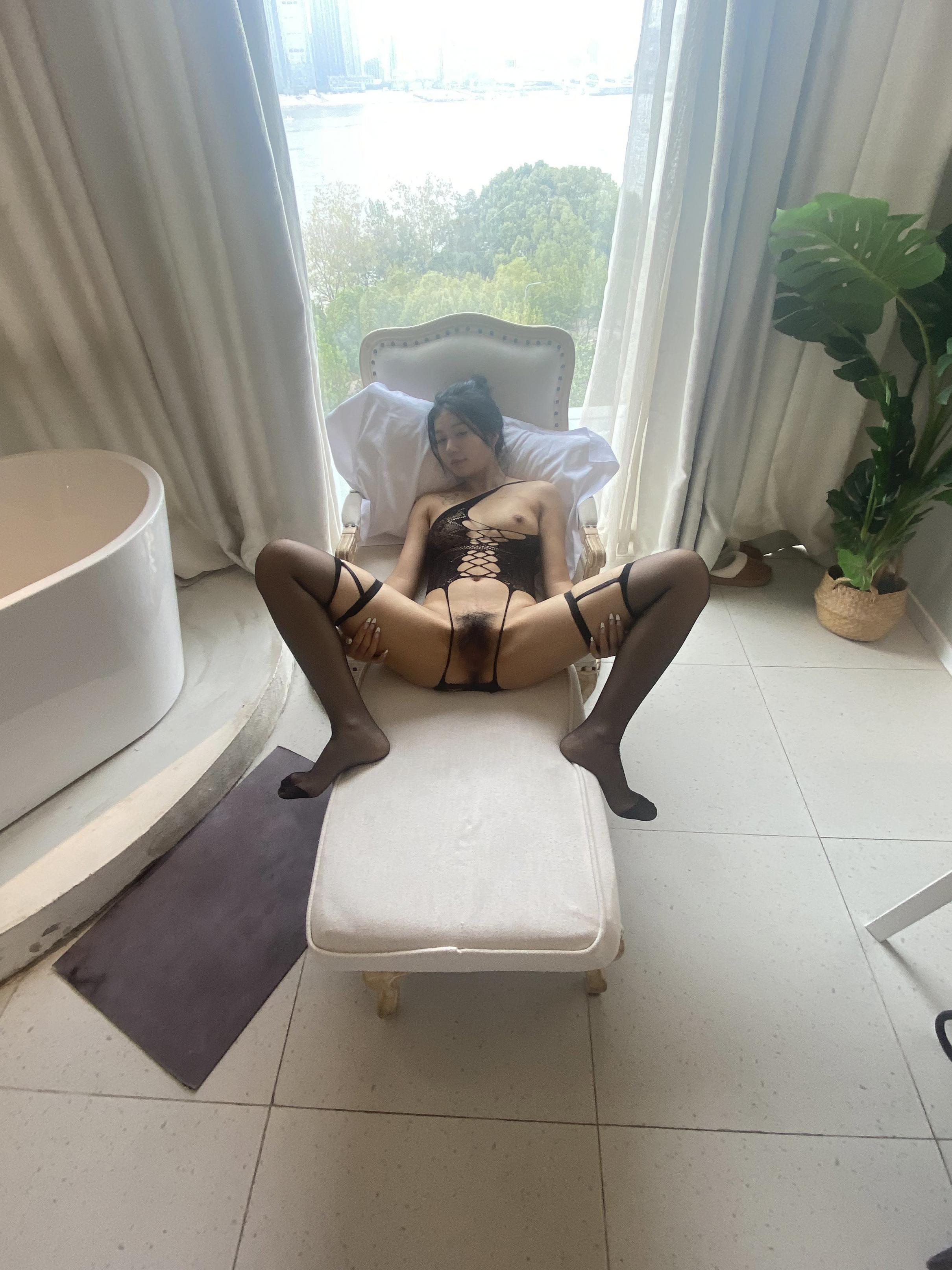 一看就是那种特备骚的黑丝女人