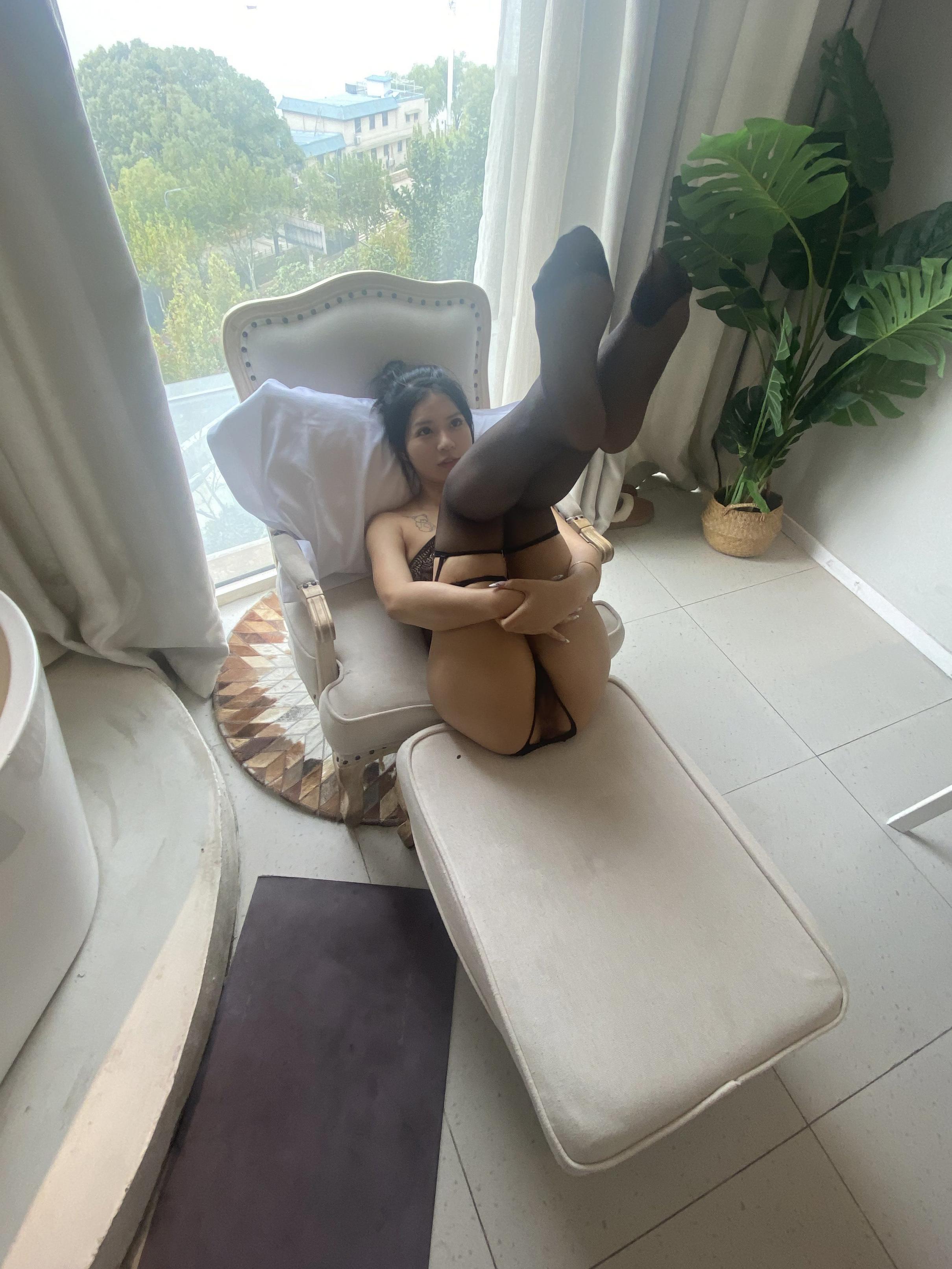 一看就是那种特备骚的黑丝女人