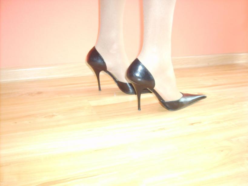 美女的鲍鱼和高跟玉足图片