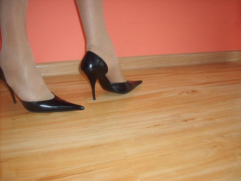 美女的鲍鱼和高跟玉足图片