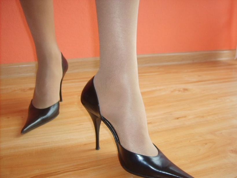 美女的鲍鱼和高跟玉足图片