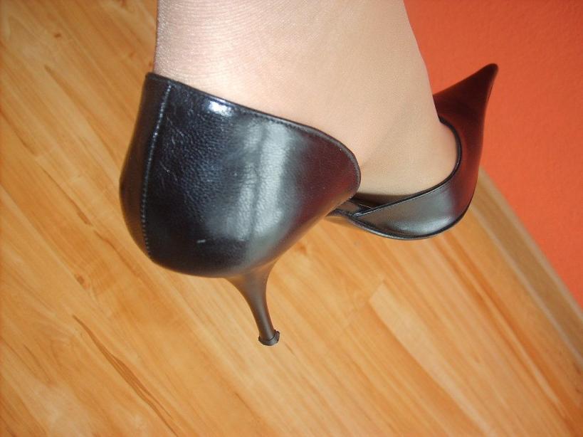 美女的鲍鱼和高跟玉足图片