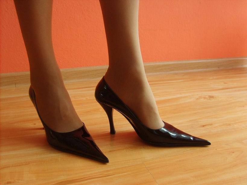 美女的鲍鱼和高跟玉足图片