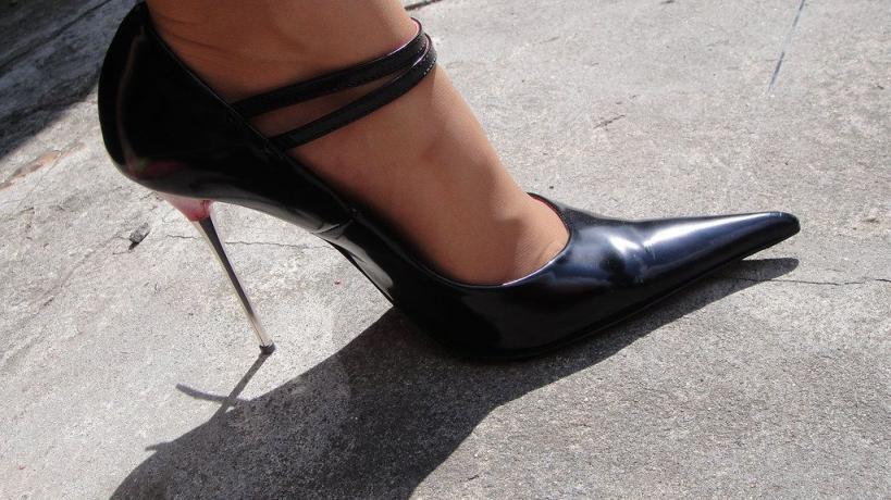 美女的鲍鱼和高跟玉足图片