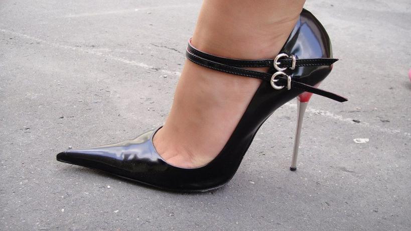 美女的鲍鱼和高跟玉足图片