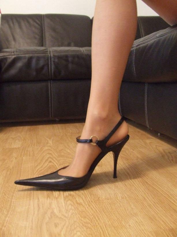 美女的鲍鱼和高跟玉足图片