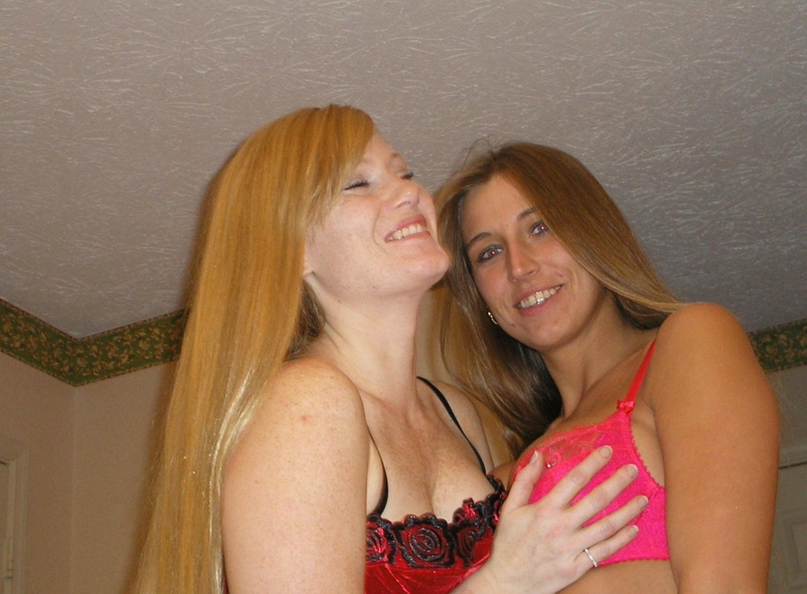 两个外国美女吃鸡图片