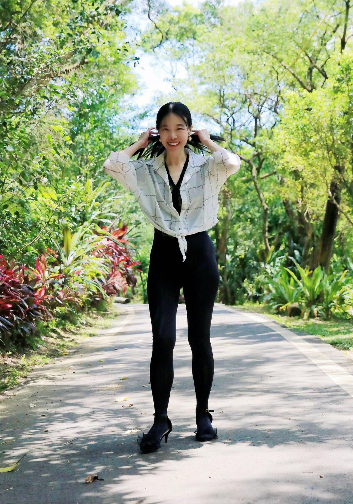 两个外国美女吃鸡图片