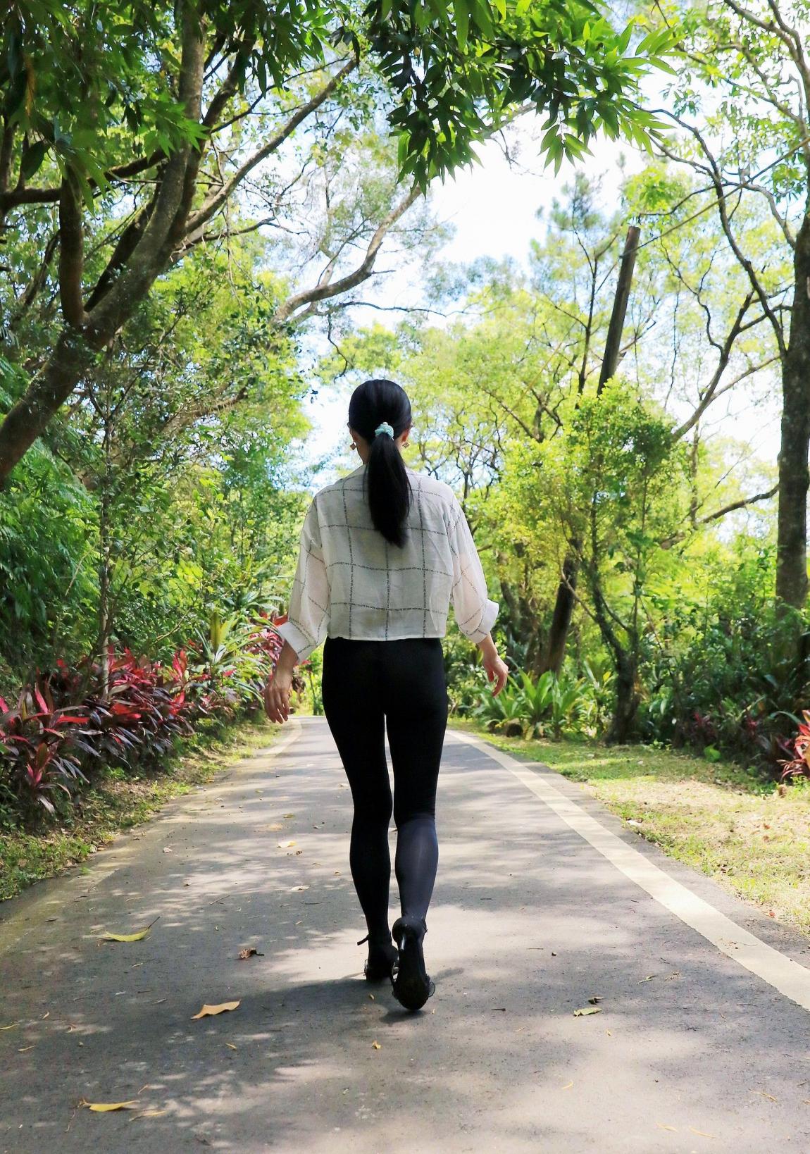 两个外国美女吃鸡图片