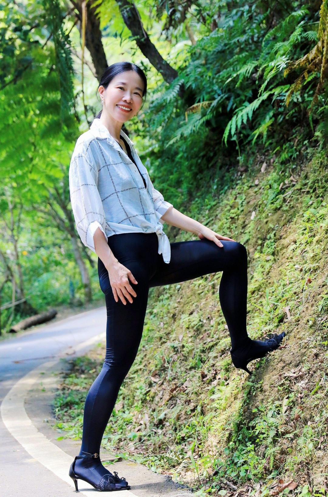 两个外国美女吃鸡图片